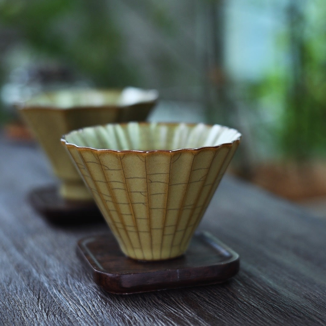 Kungfuyang Longquan Celadon – Ge Kiln Daisy Host Teacup, product view 5