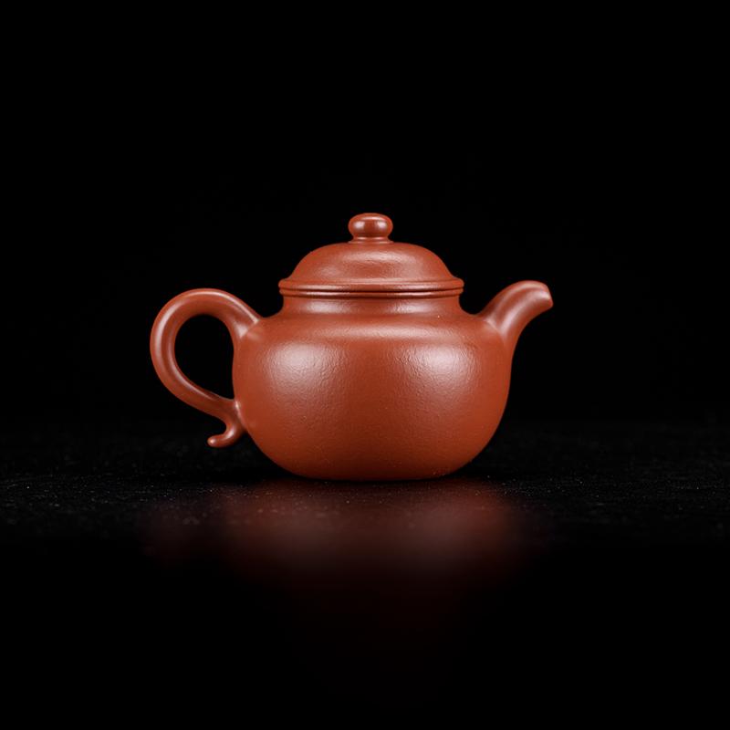 Wood-fired Zhuni clay surface showing subtle natural clay grain and smooth rust-red finish by Kungfuyang