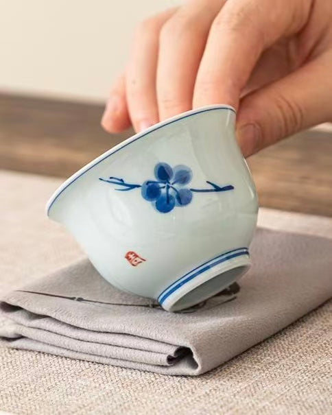 Close-up of the clever clasp design under lid enabling easy hovering without lid stand by Kungfuyang