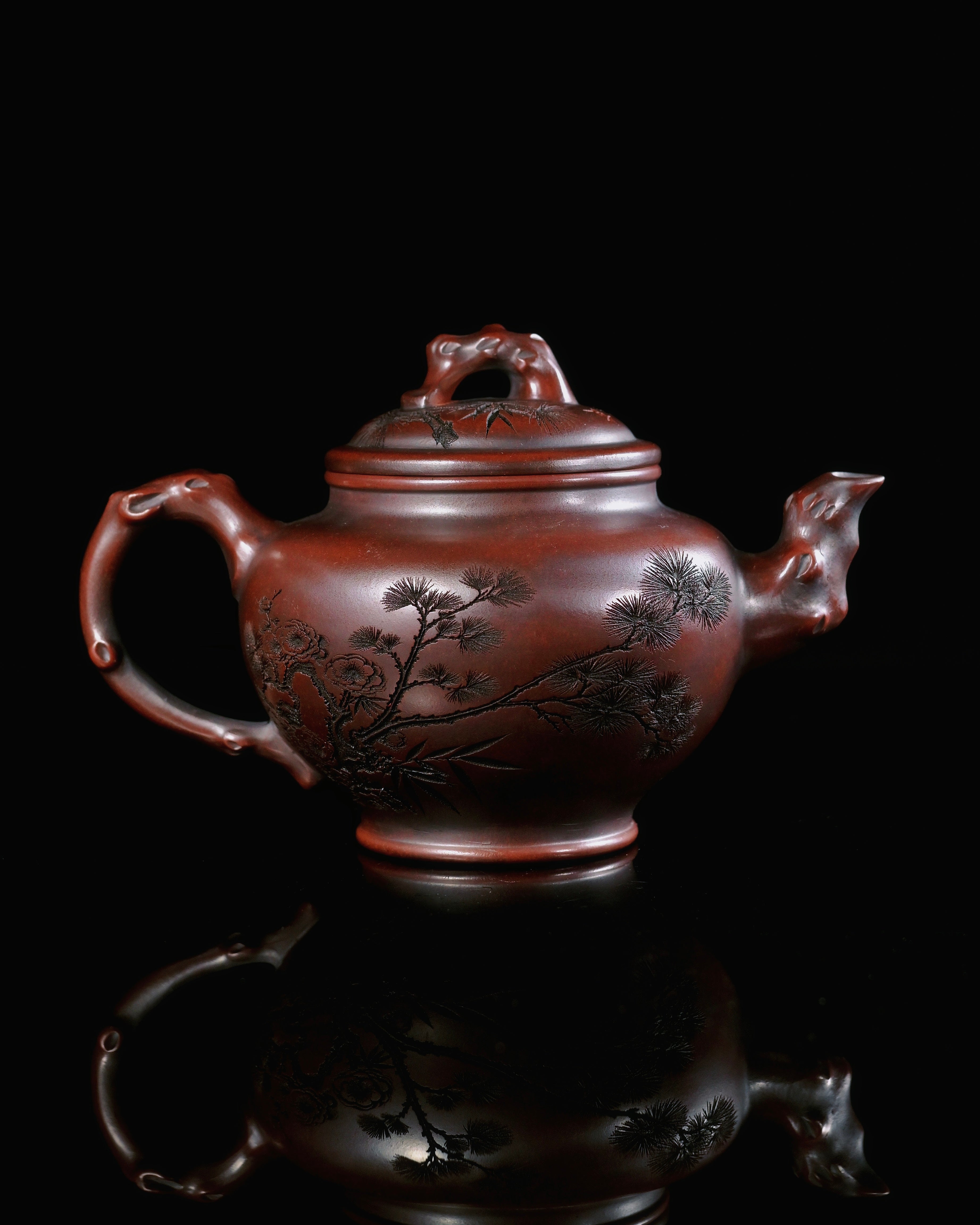 Brewing aromatic Oolong tea where the teapot's thermal properties perfect the infusion by Kungfuyang