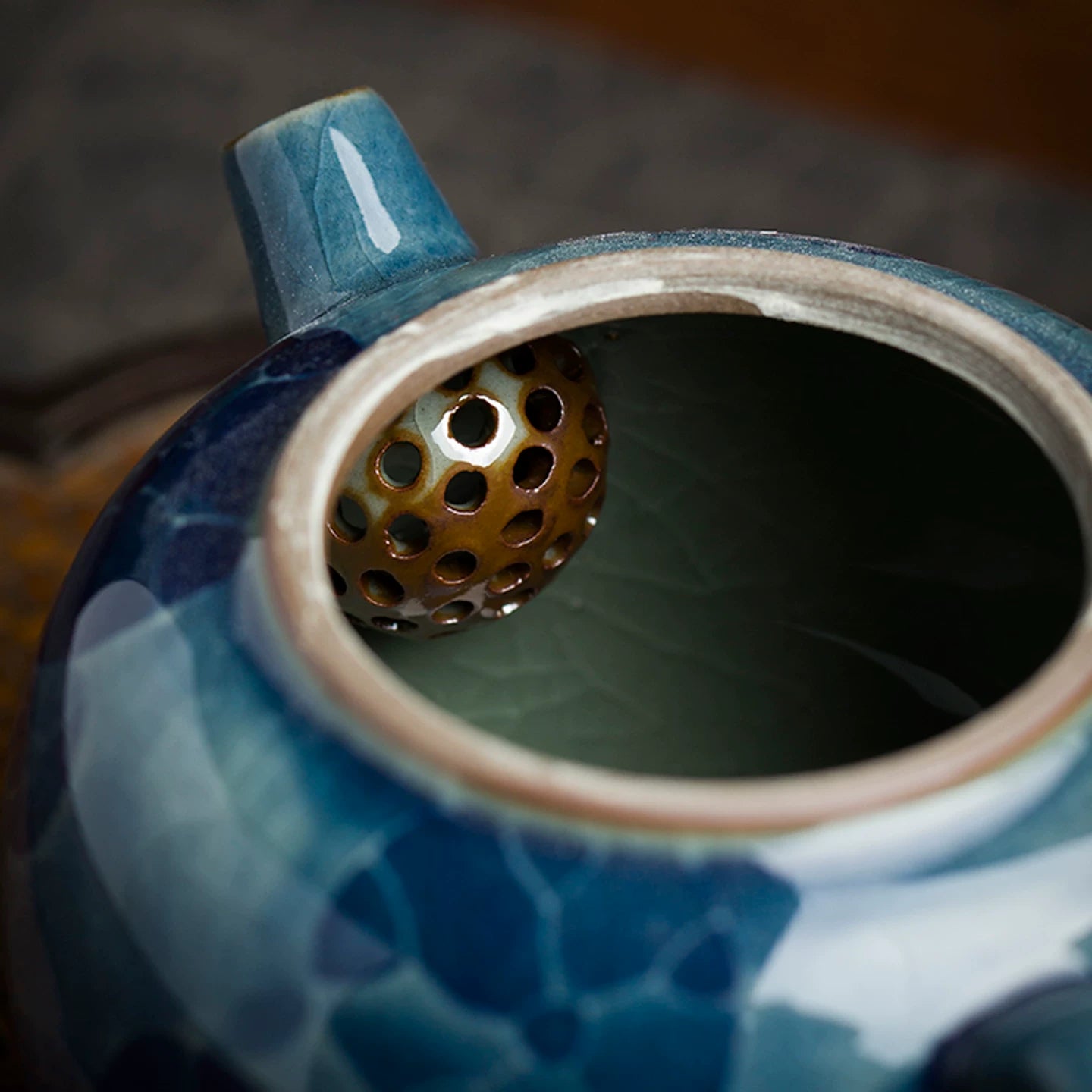 O1CN01byW3dN1MG00797crk – Jingdezhen Hand-Painted Lotus Pond Blue and White Porcelain by Kungfuyang