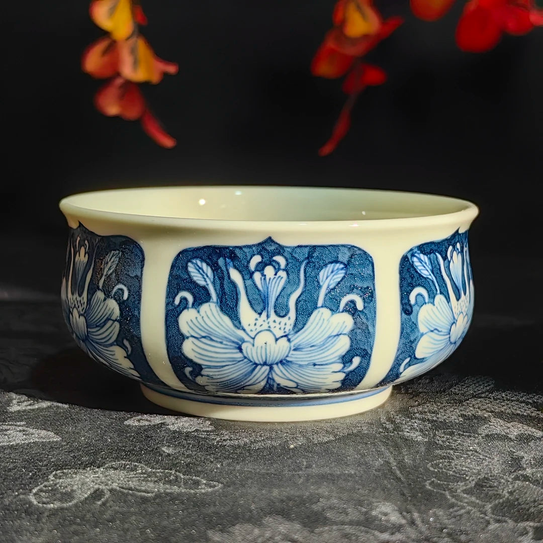 Kungfuyang Antique-Style Blue-and-White Peony Teacup 100ml, product view 3