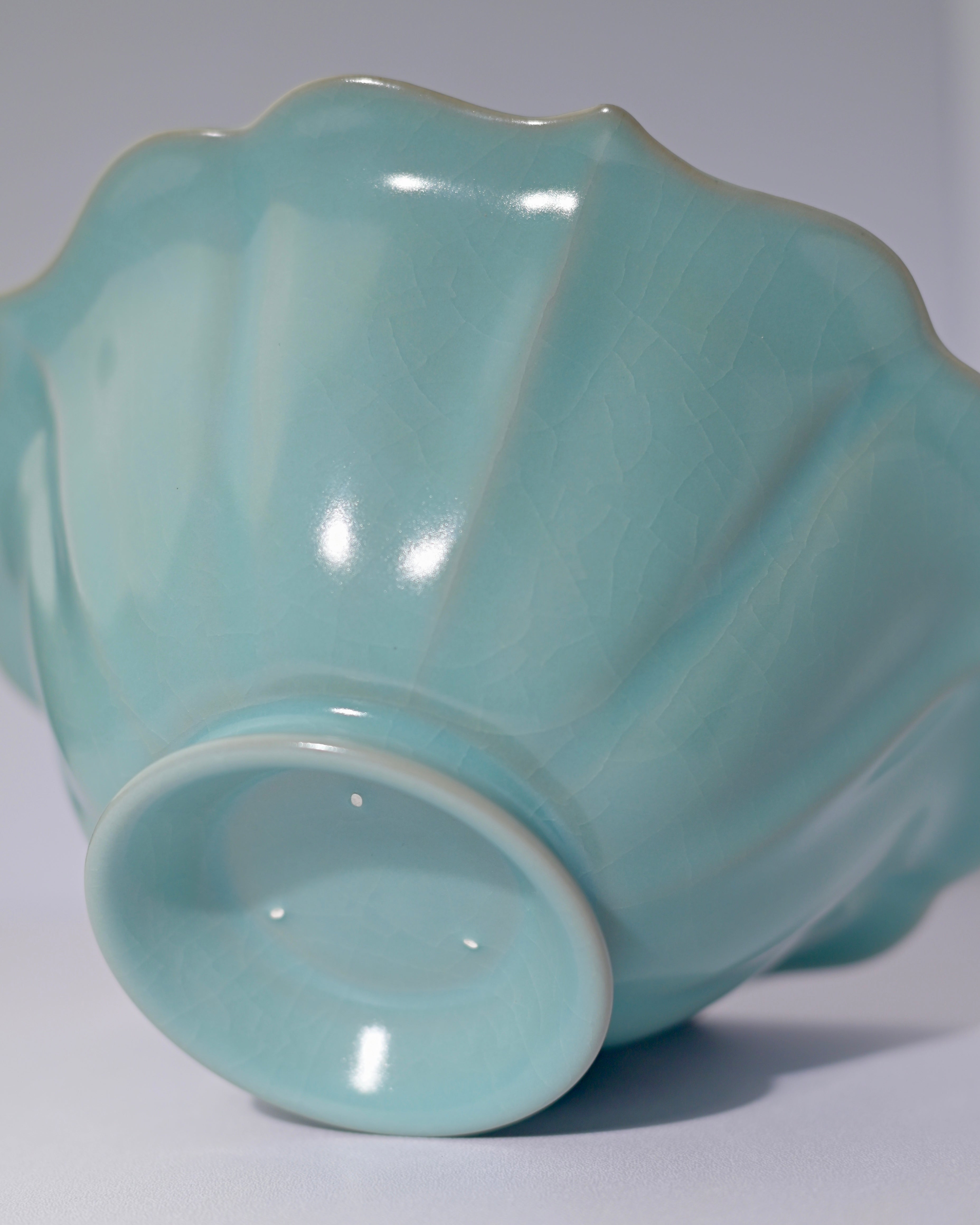 Sunflower-inspired petal rim design combining botanical beauty with ceramic form by Kungfuyang