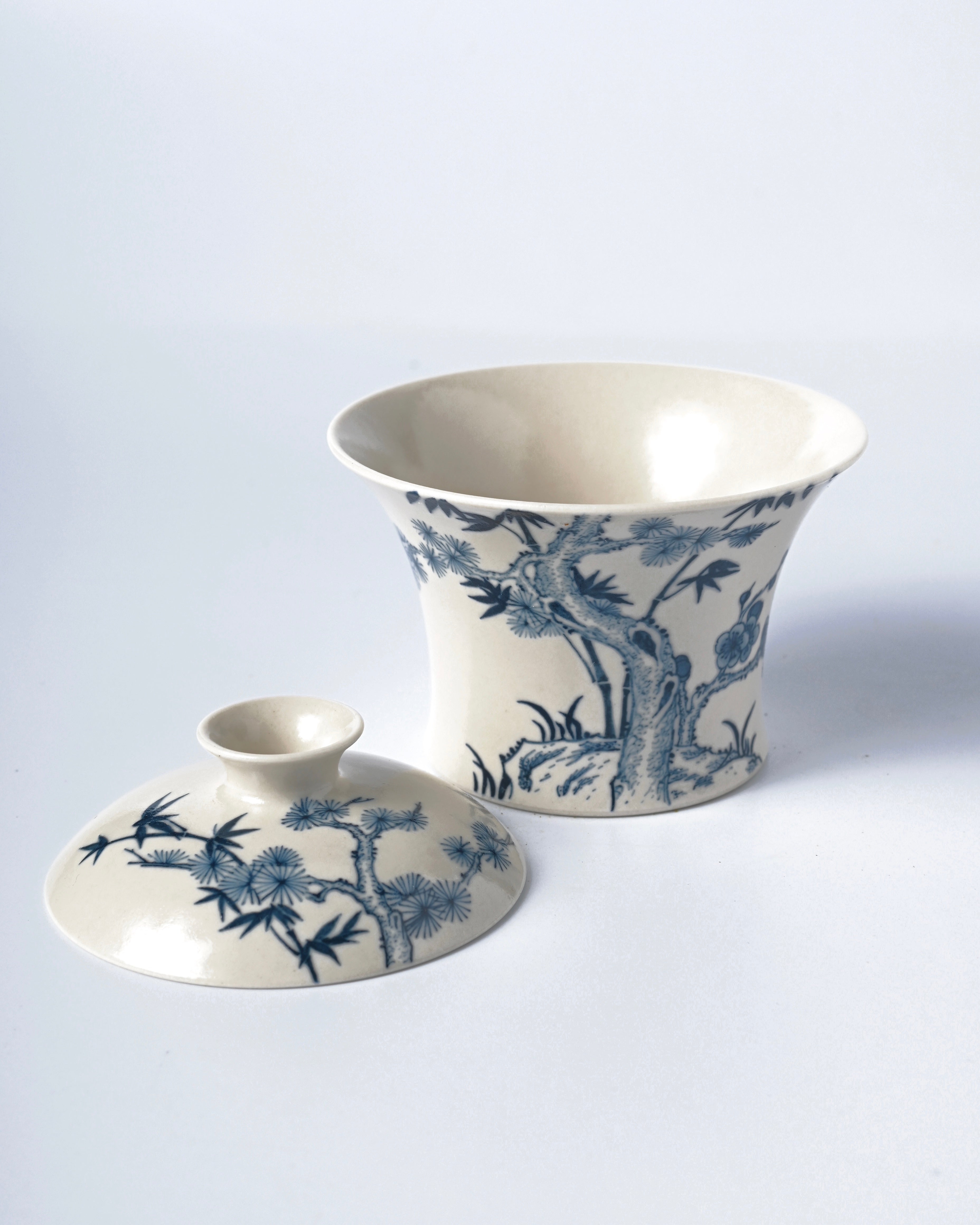 horseshoe shaped blue and white covered – Jingdezhen Underglaze Blue-and-White Fully Hand-Painted by Kungfuyang