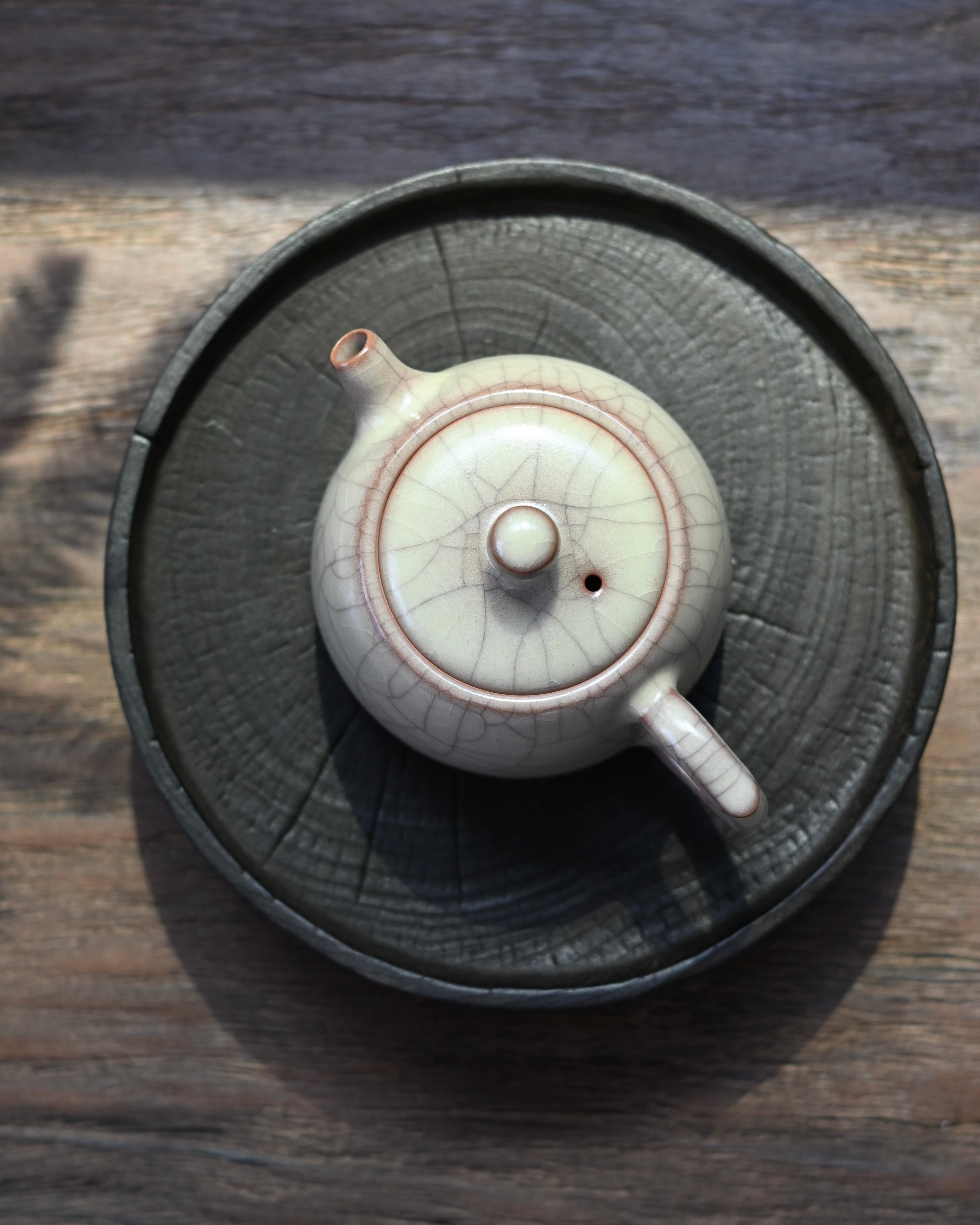 Quartz-rich celadon bowl for tea ceremony, featuring the distinctive Ge Kiln crackle aesthetic by Kungfuyang