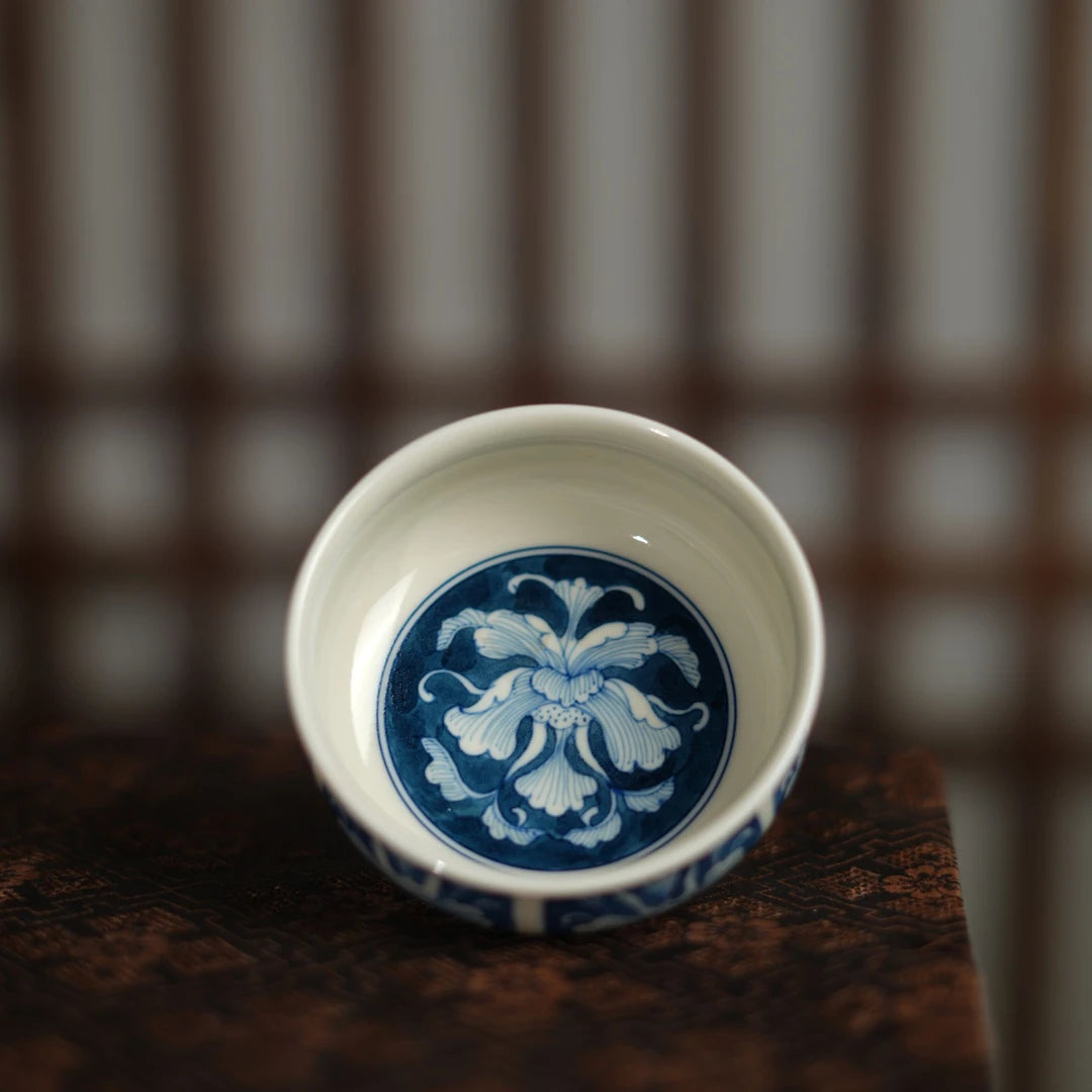 Kungfuyang Antique-Style Blue-and-White Peony Teacup 100ml, product view 6