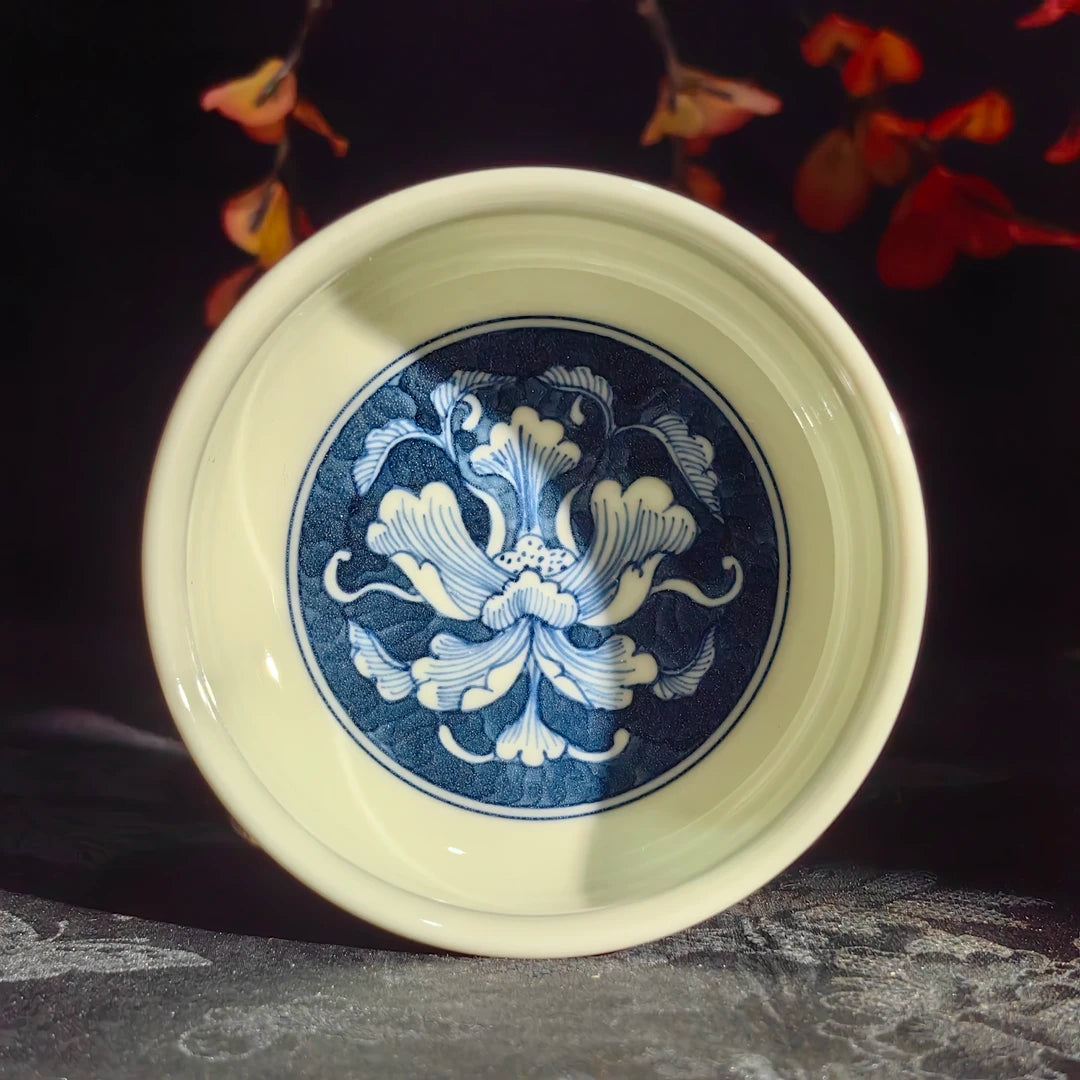 Kungfuyang Antique-Style Blue-and-White Peony Teacup 100ml, product view 2