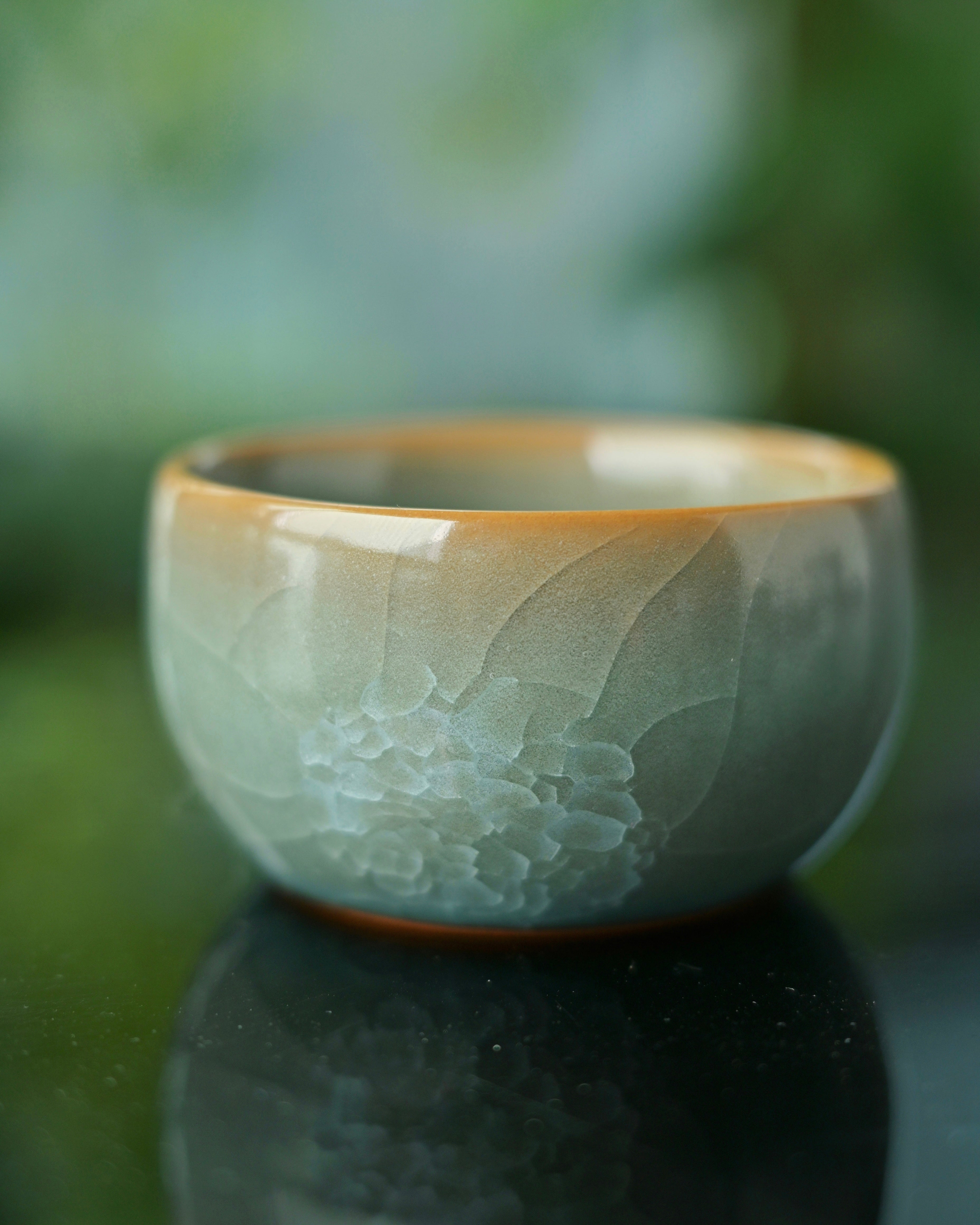 Naturally darkened crackle lines from tea penetration, recording the cup's usage history by Kungfuyang
