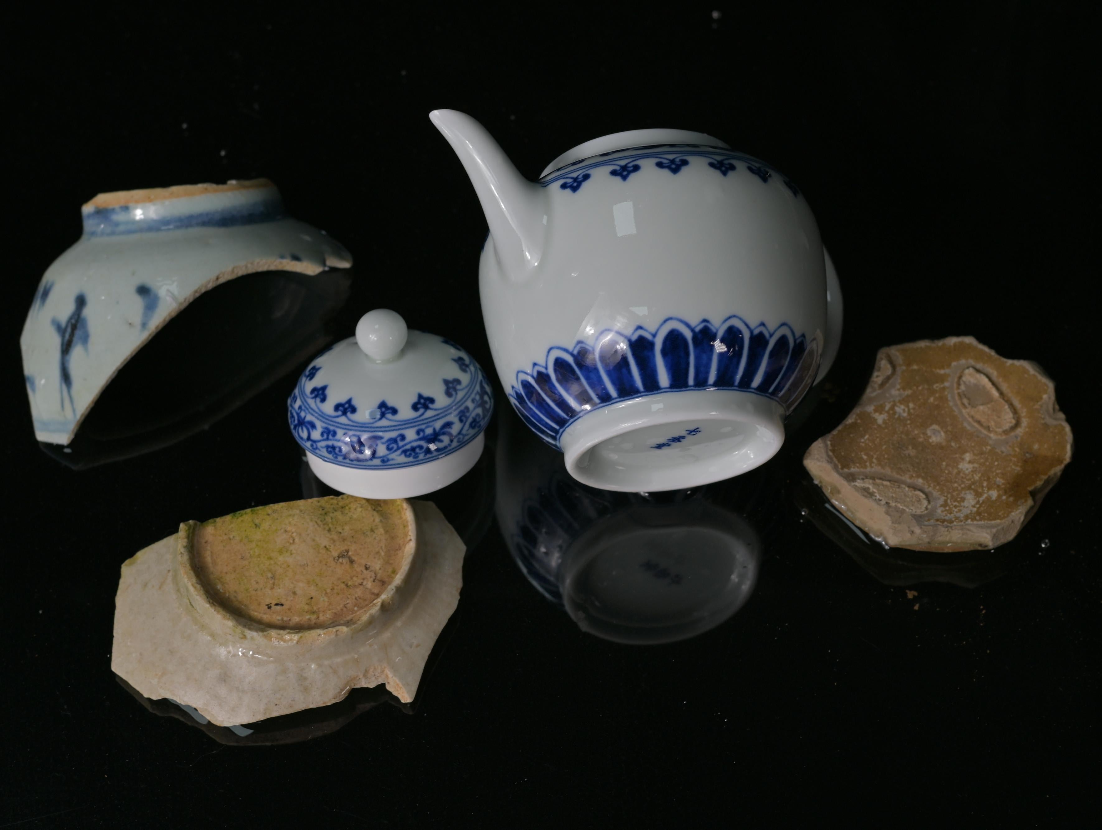 Kungfuyang Jingdezhen Blue and White Lotus Scroll Teapot, product view 4