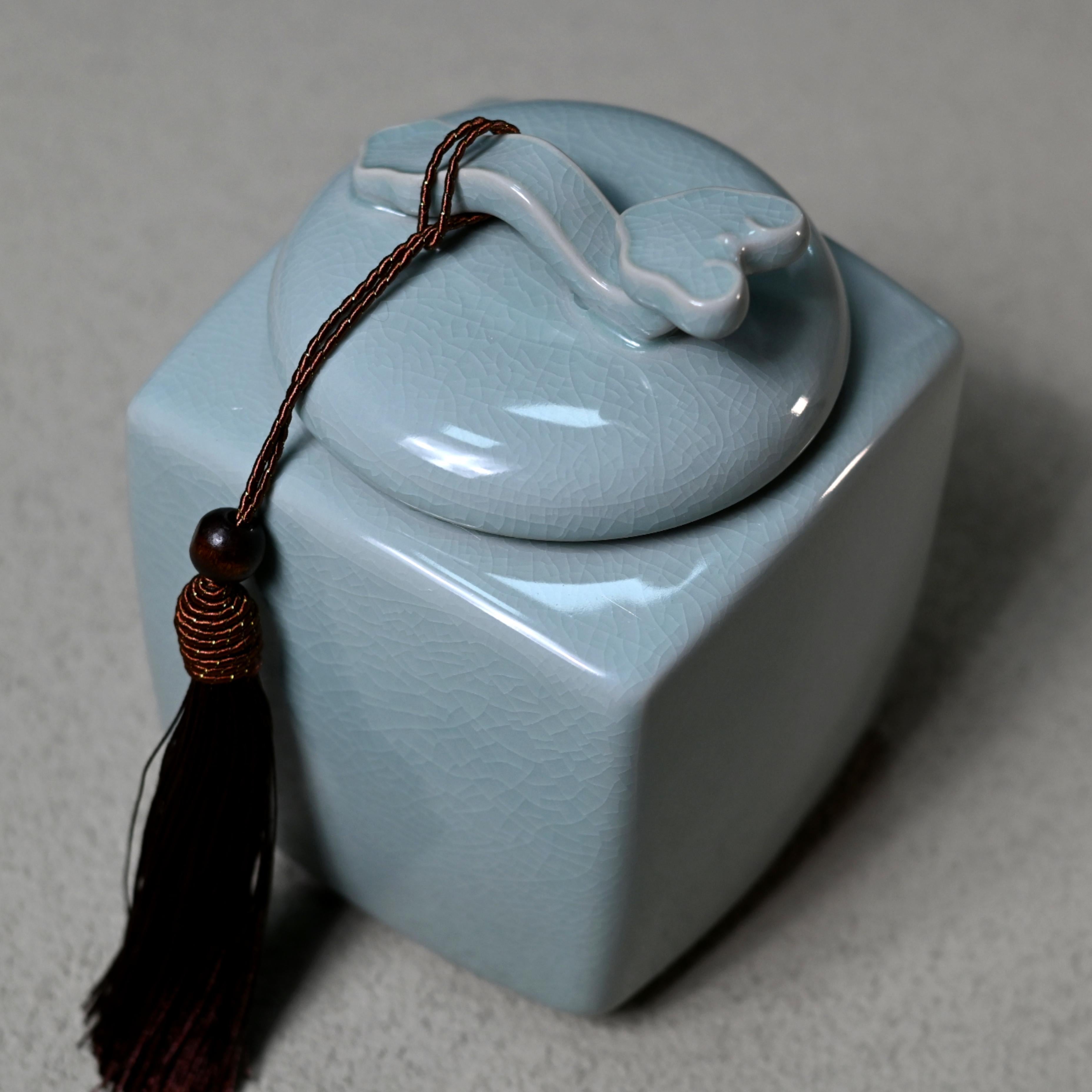 Kungfuyang Ru Porcelain Large Capacity Tea Jar / Tea Canister 1000ml, product view 3