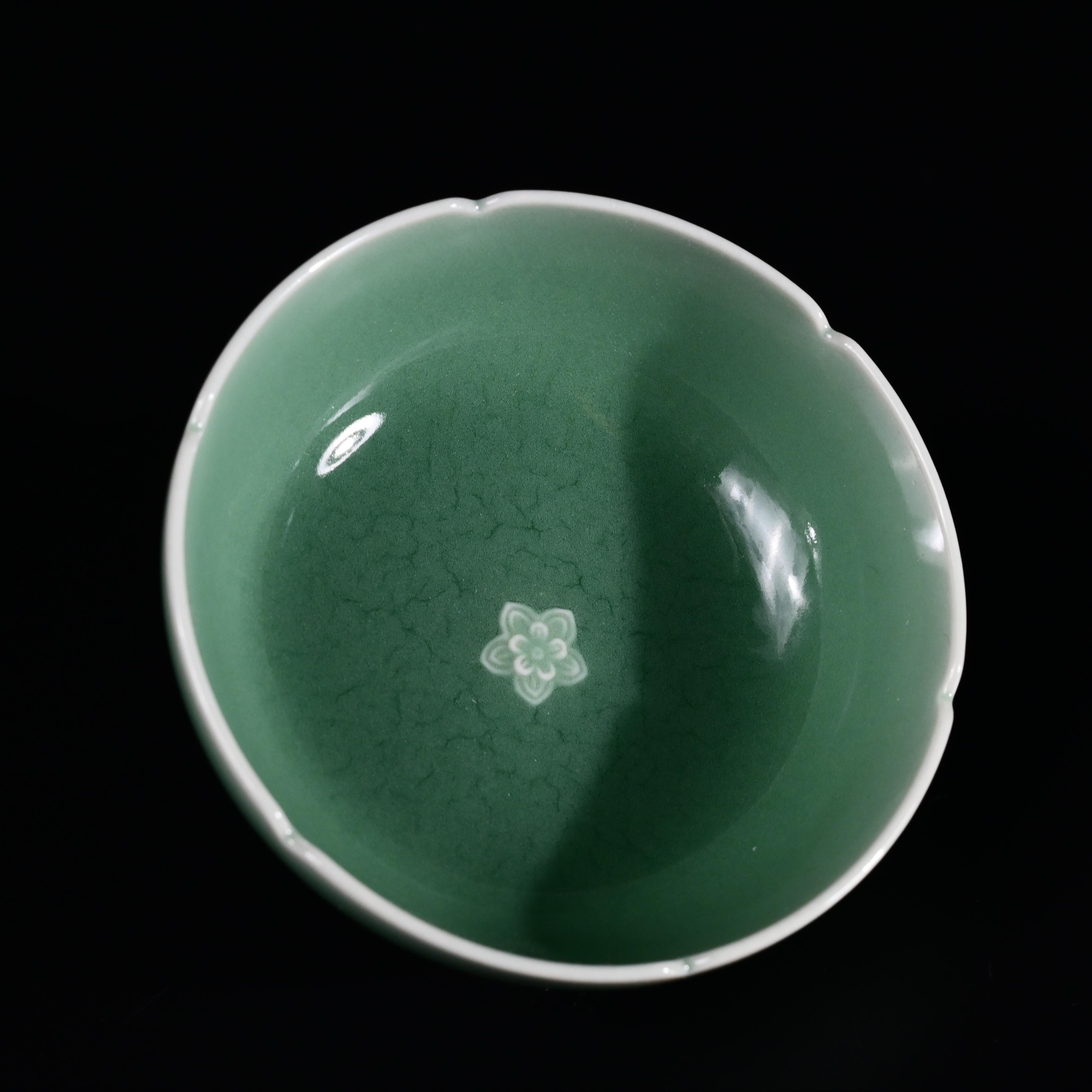 Kungfuyang Longquan Celadon Plum Blossom Hand-carved Pattern Host Teacup, product view 3