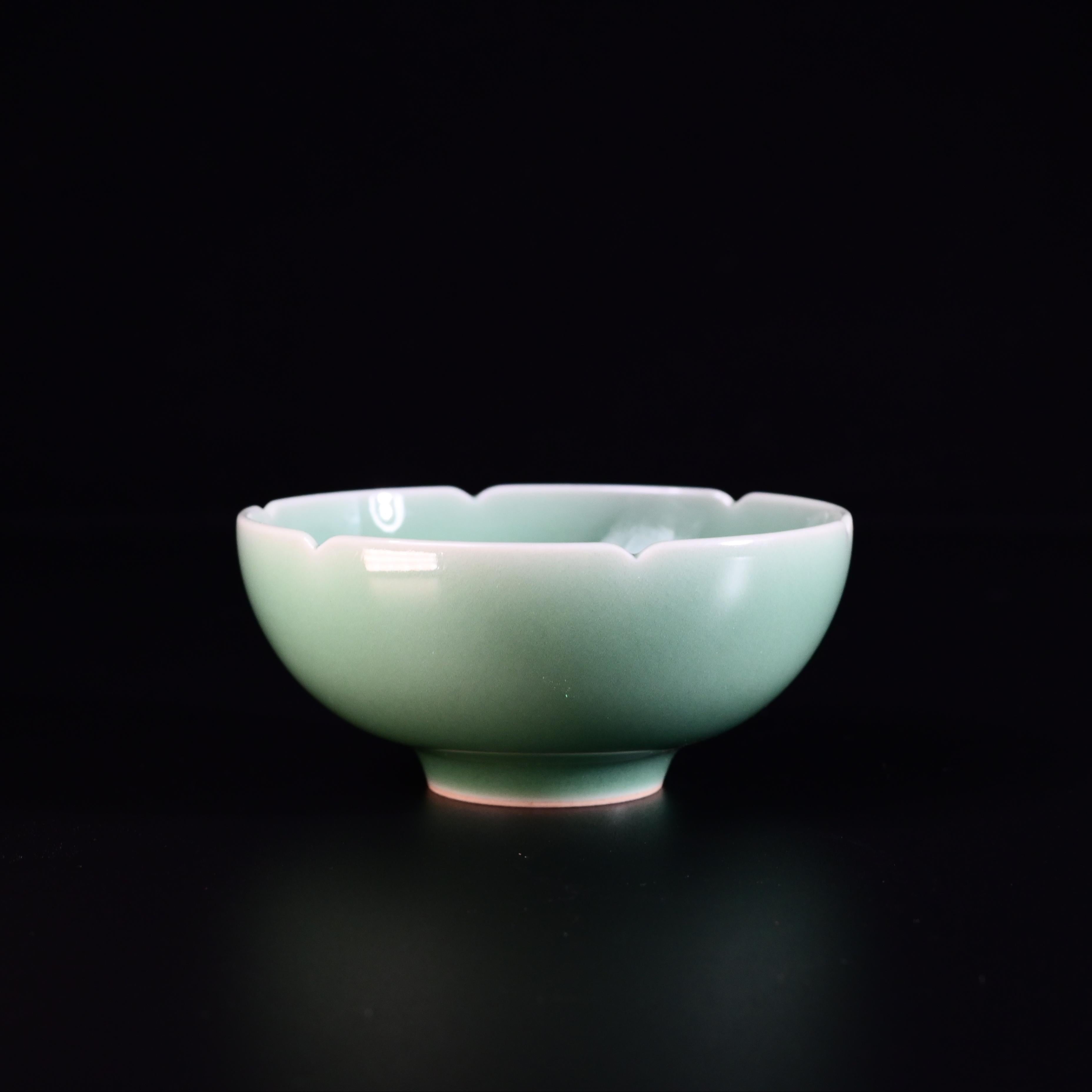 Kungfuyang Longquan Celadon Plum Blossom Hand-carved Pattern Host Teacup, product view 1