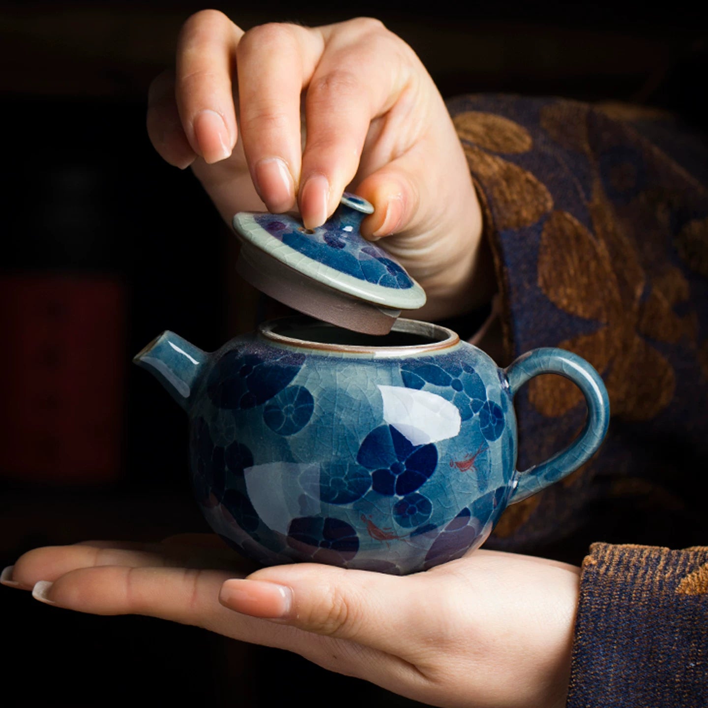 O1CN01D7Hes51MG0072v0gL – Jingdezhen Hand-Painted Lotus Pond Blue and White Porcelain by Kungfuyang