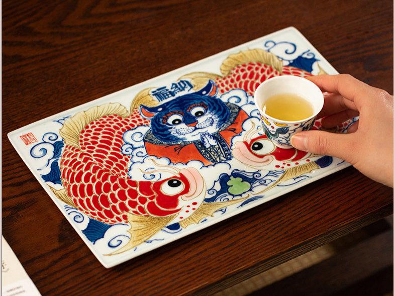 O1CN01OdLDPW1WcZf4UbacJ 1 – Underglaze Polychrome Dragon and Fish Dry Tea Tray by Kungfuyang