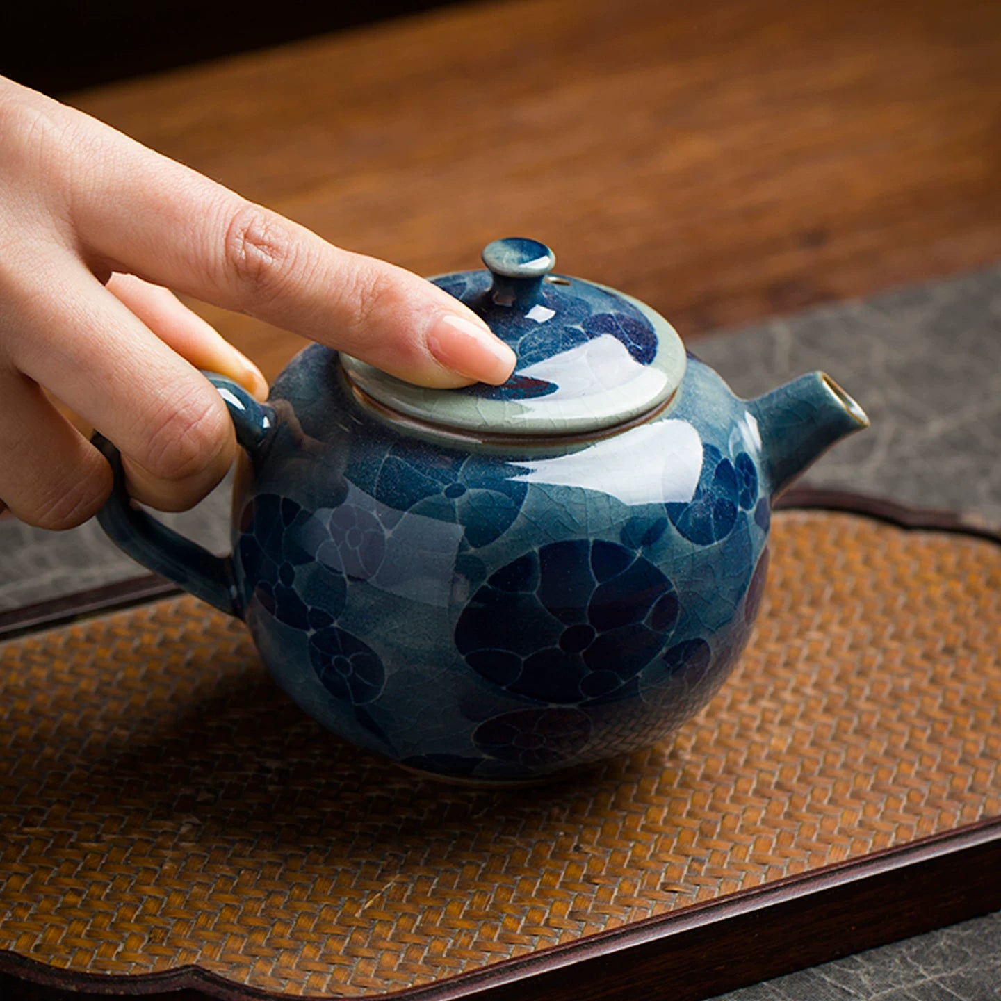 O1CN01tAIysu1MG006YR7wb – Jingdezhen Hand-Painted Lotus Pond Blue and White Porcelain by Kungfuyang