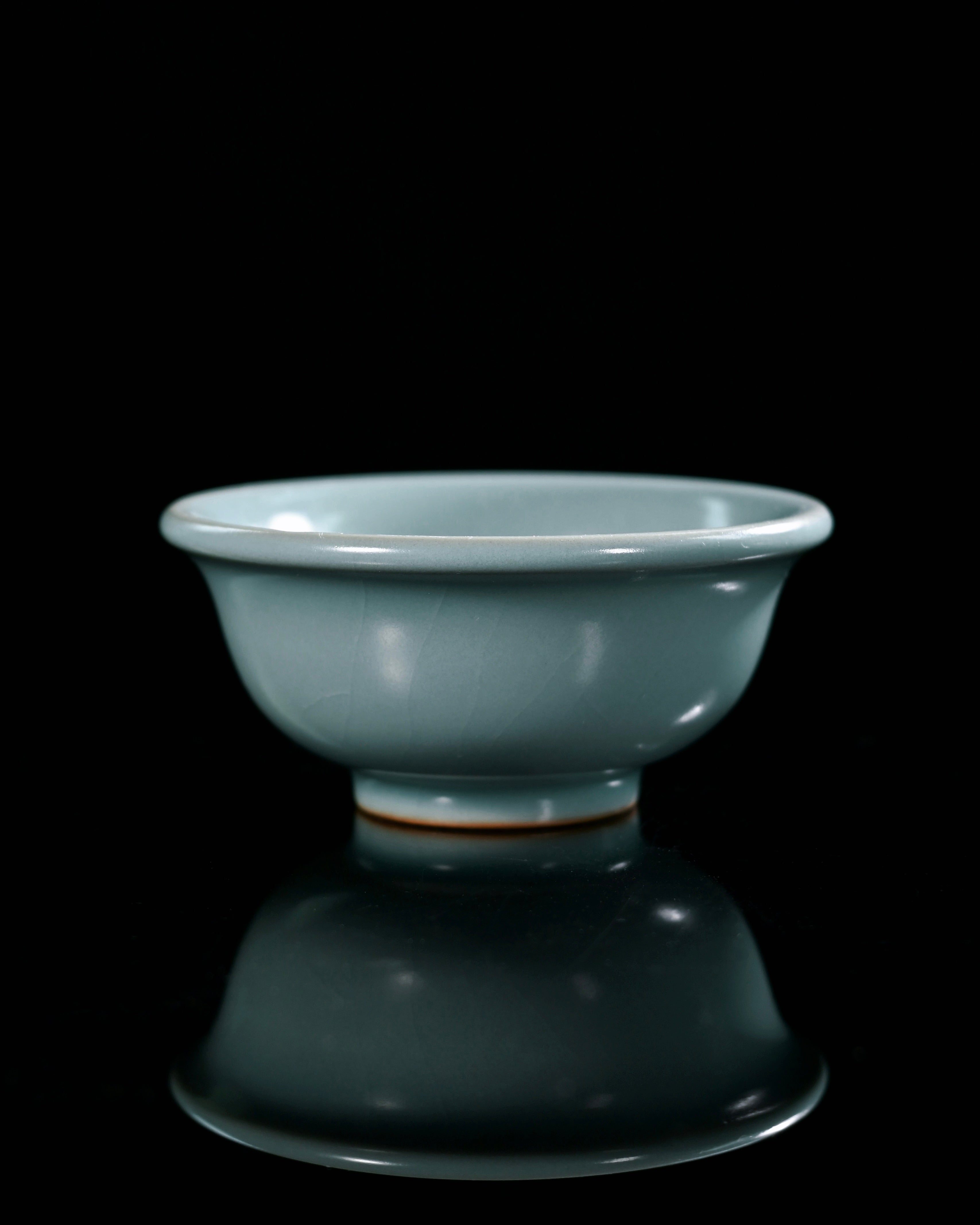 Hand-pulled Ru ware cup exhibiting elegant willow-leaf crackle patterns and refined celadon glaze surface by Kungfuyang
