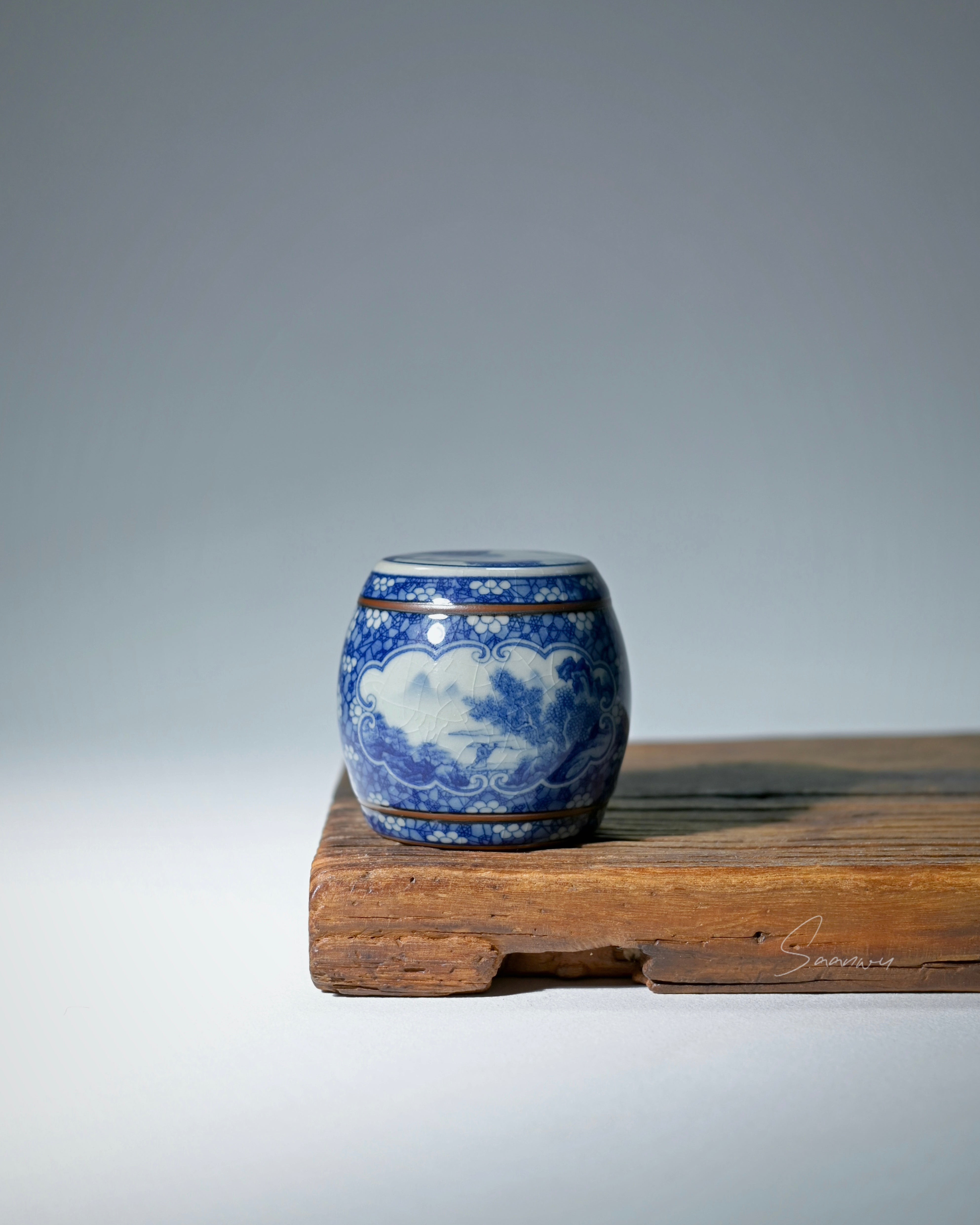 Blue-and-white war drum shaped cover rest showing classical ink-wash style painting technique by Kungfuyang