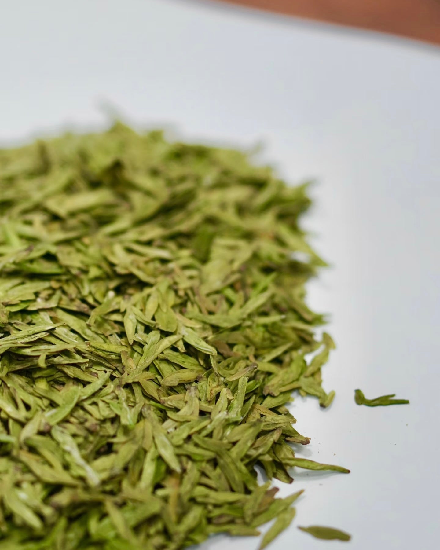 Pale green liquor of West Lake Longjing tea with brilliant clarity and chestnut aroma by Kungfuyang