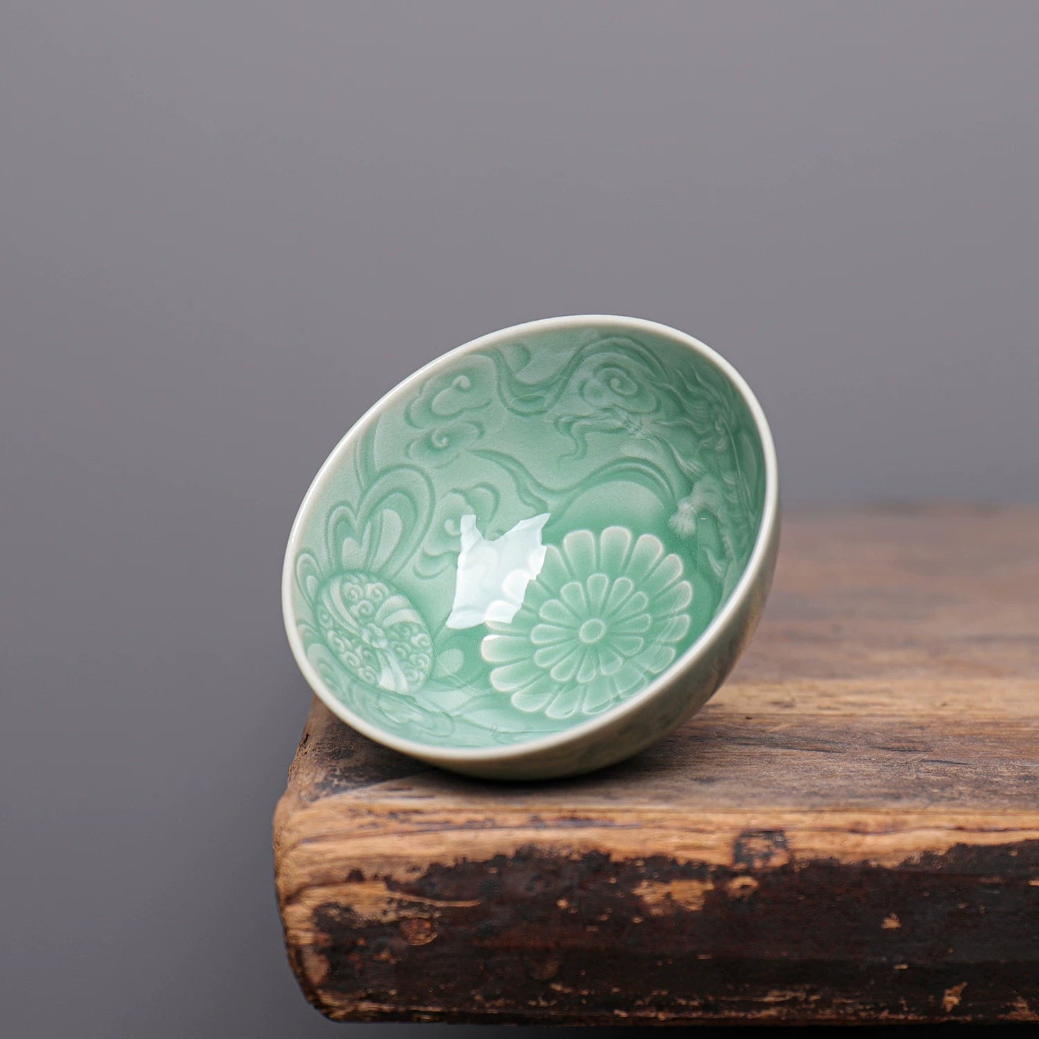 O1CN01W3ccNN1fhSQahgCgA – Longquan Celadon “Lion Playing with Ball” Plum-Green Teacup by Kungfuyang
