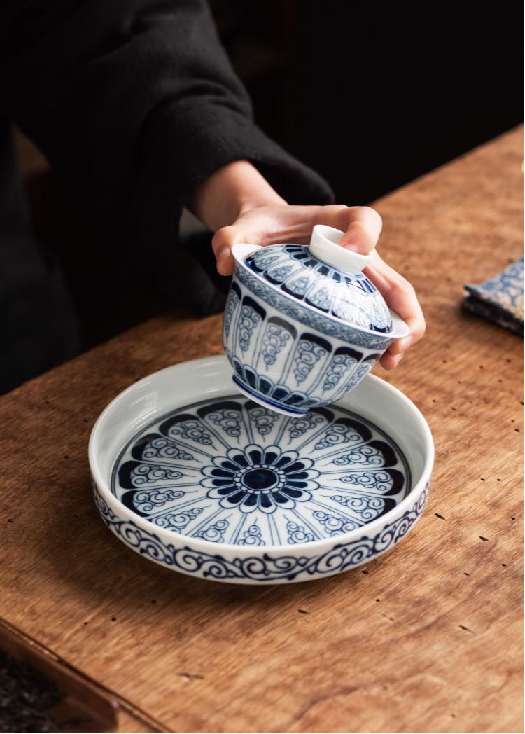 chinese porcelain jingdezhen blue and – The blue and white scroll pattern porcelain Gaiwan with tea by Kungfuyang