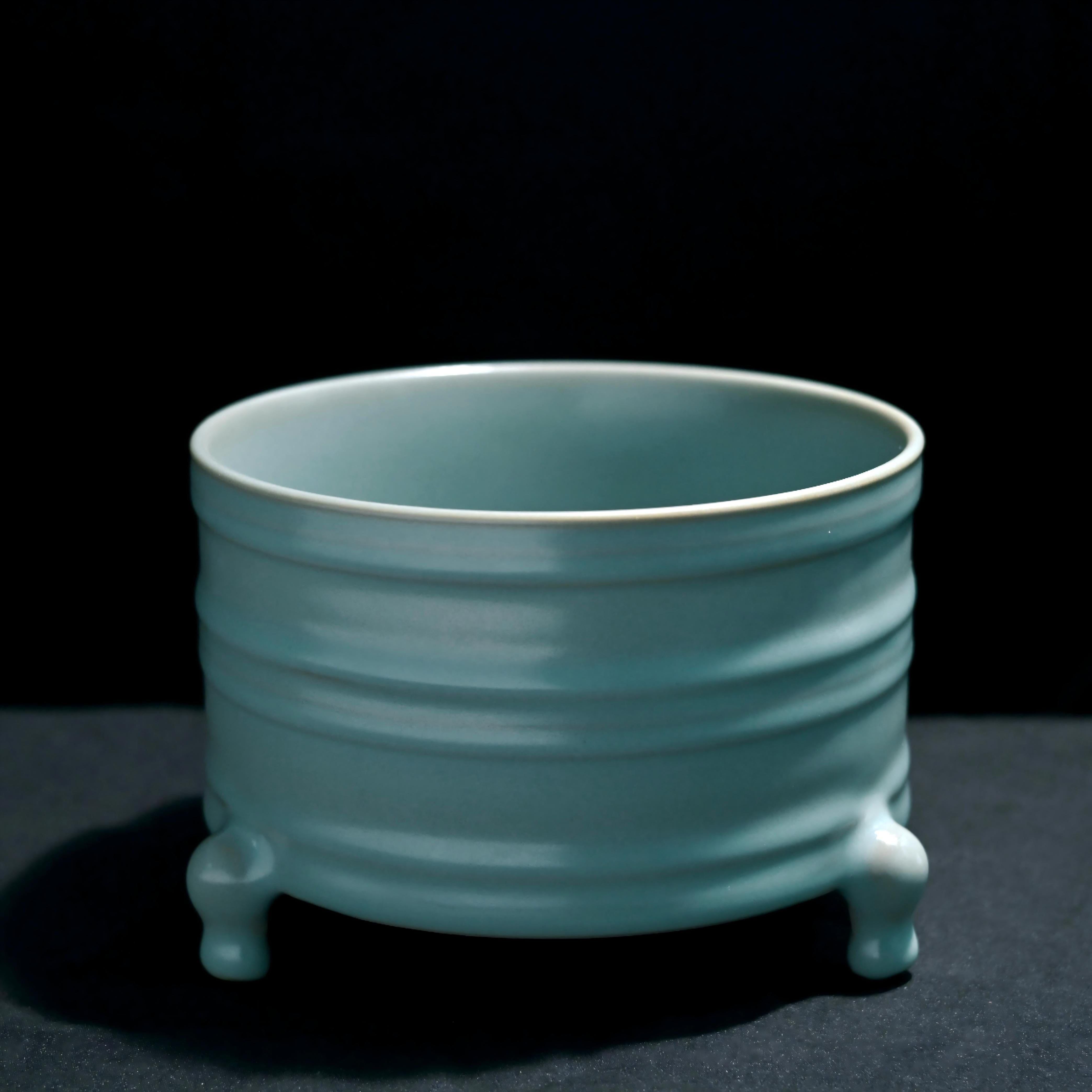 crackle free ru ware tripod – Ru Ware grey-blue-green glaze Zun tripod with string design by Kungfuyang