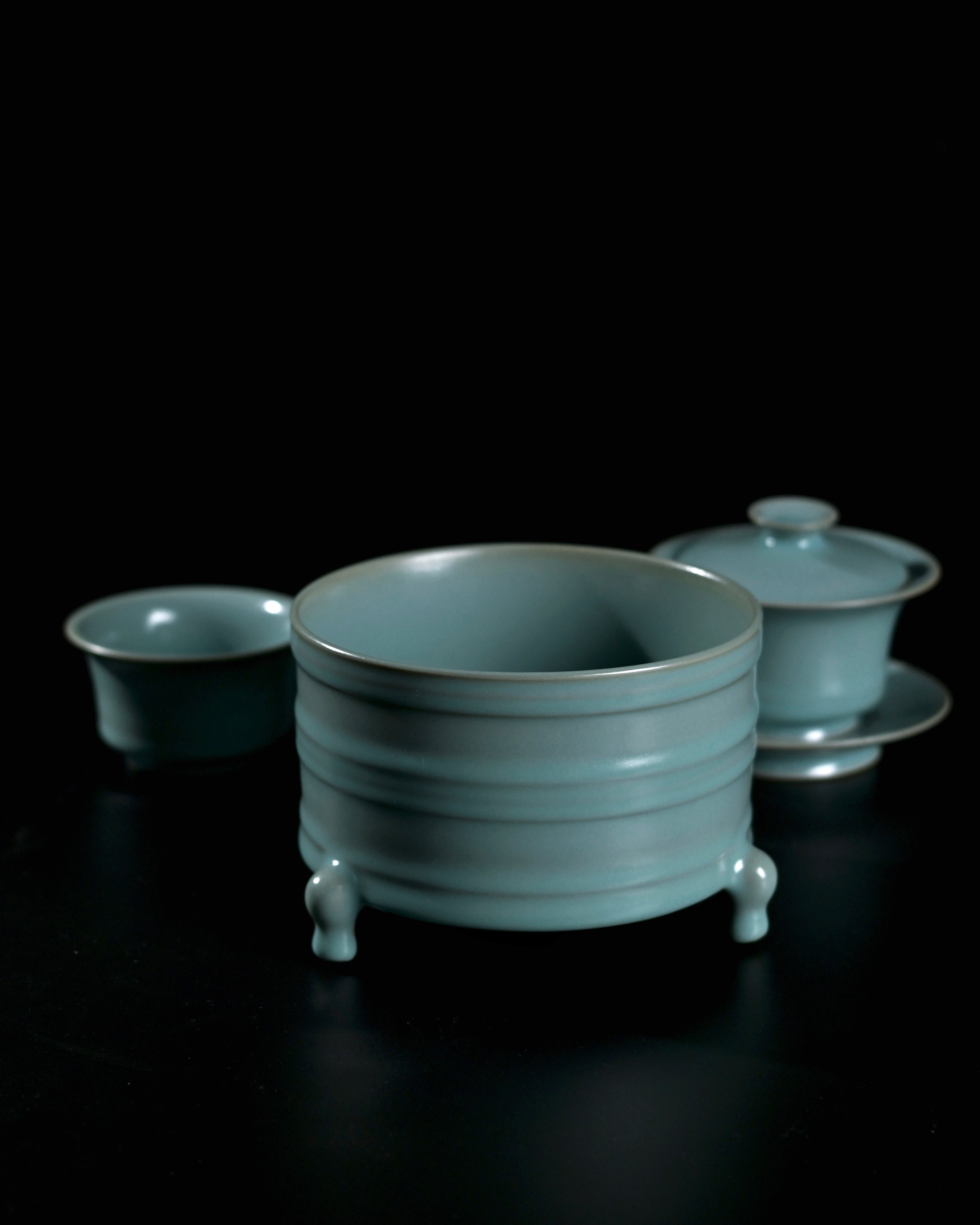 sky blue glaze ru ware zun – Ru Ware grey-blue-green glaze Zun tripod with string design by Kungfuyang
