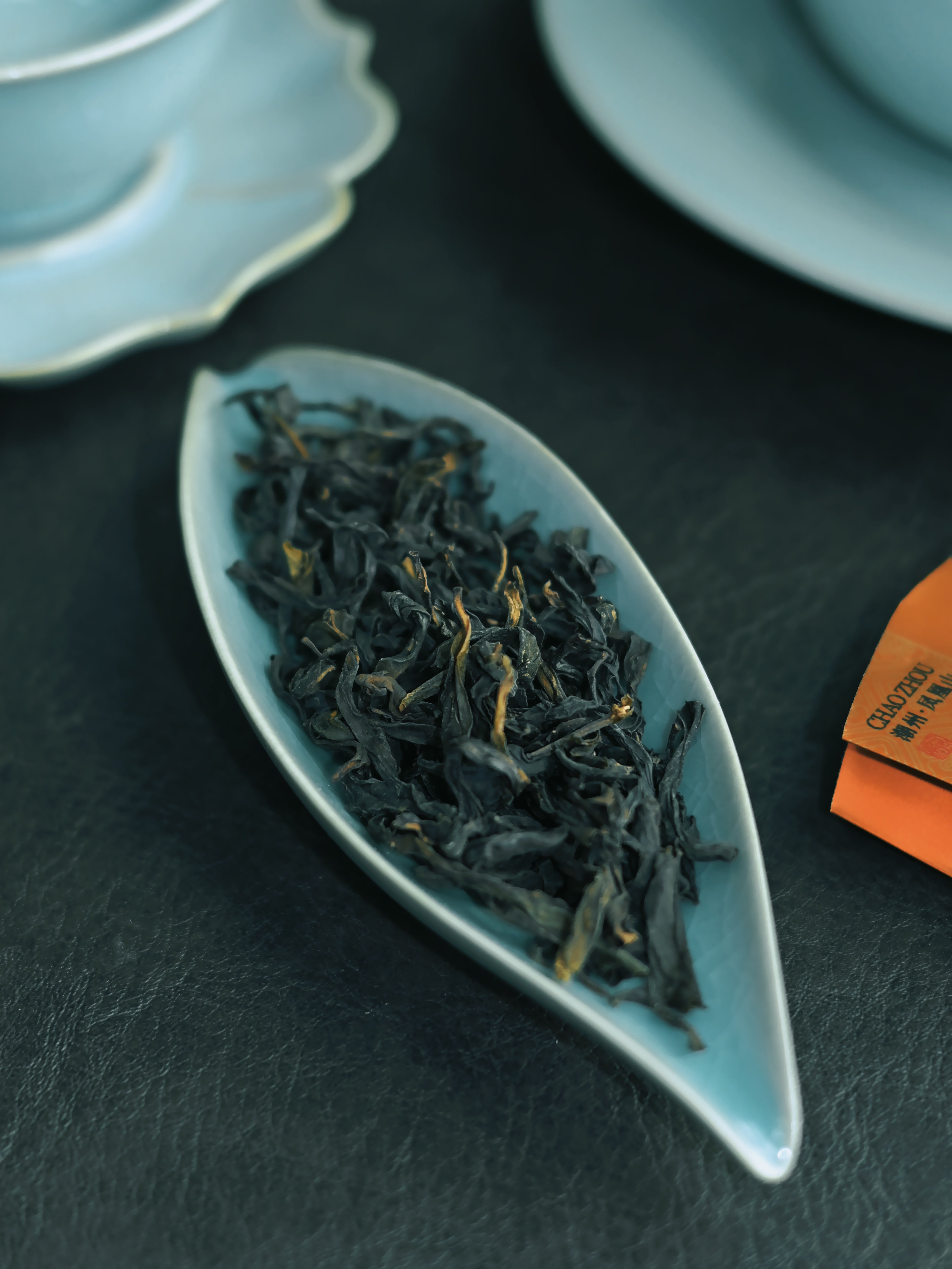 dancong oolong tea in tea scoop – Ru Porcelain Willow-Leaf Shape Crackle Tea Holder(Tea Scoop) by Kungfuyang