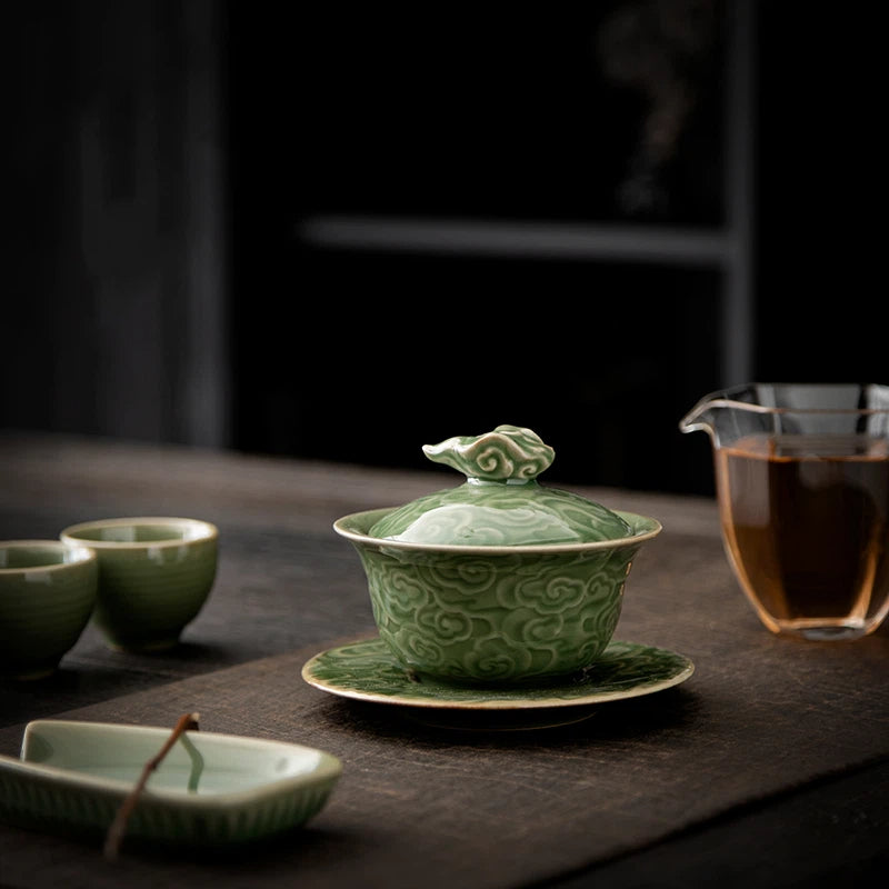 27nqo7rei – Longquan Celadon Gaiwan with Auspicious Cloud Relief 200ml by Kungfuyang