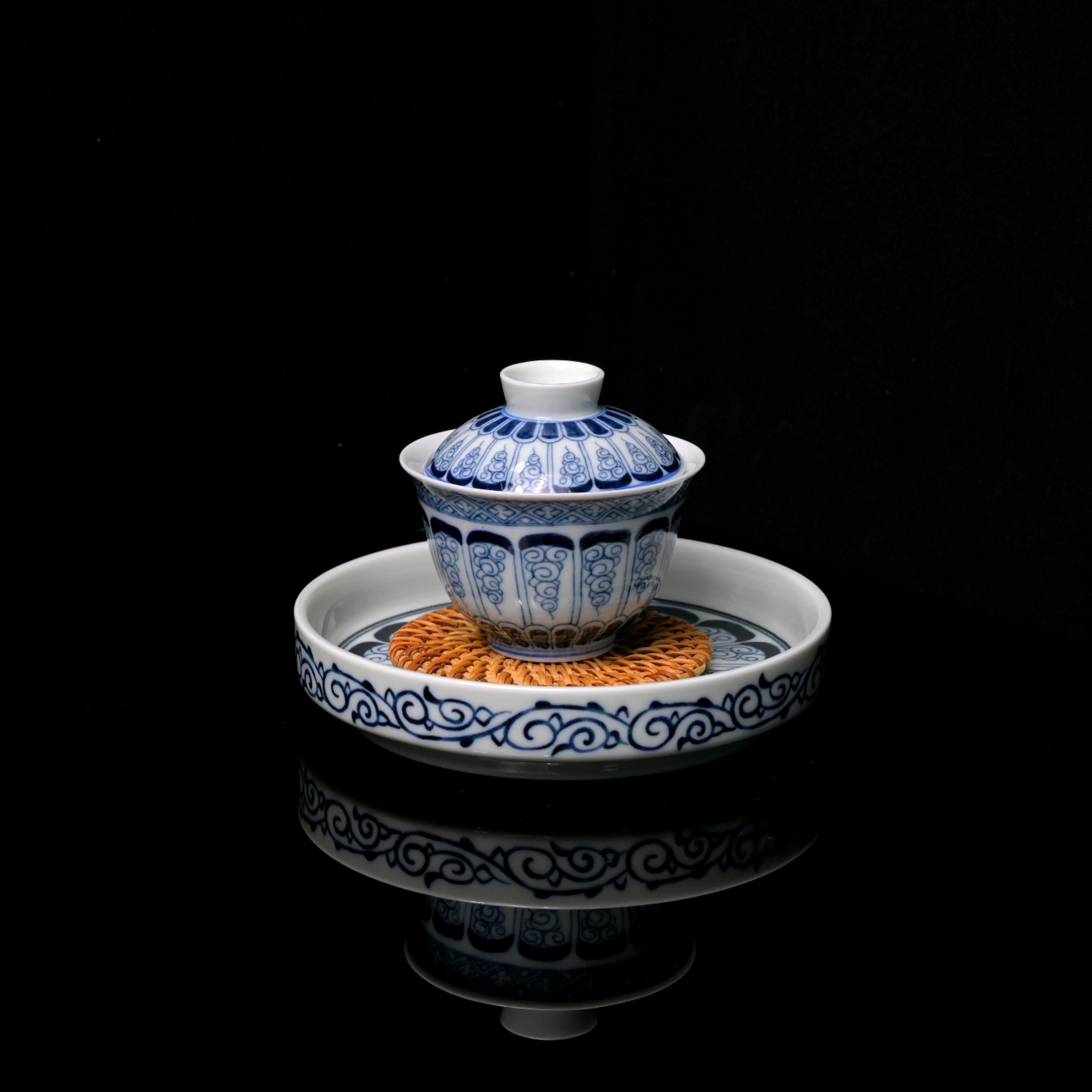 Kungfuyang The blue and white scroll pattern porcelain Gaiwan with tea tray, detail 1