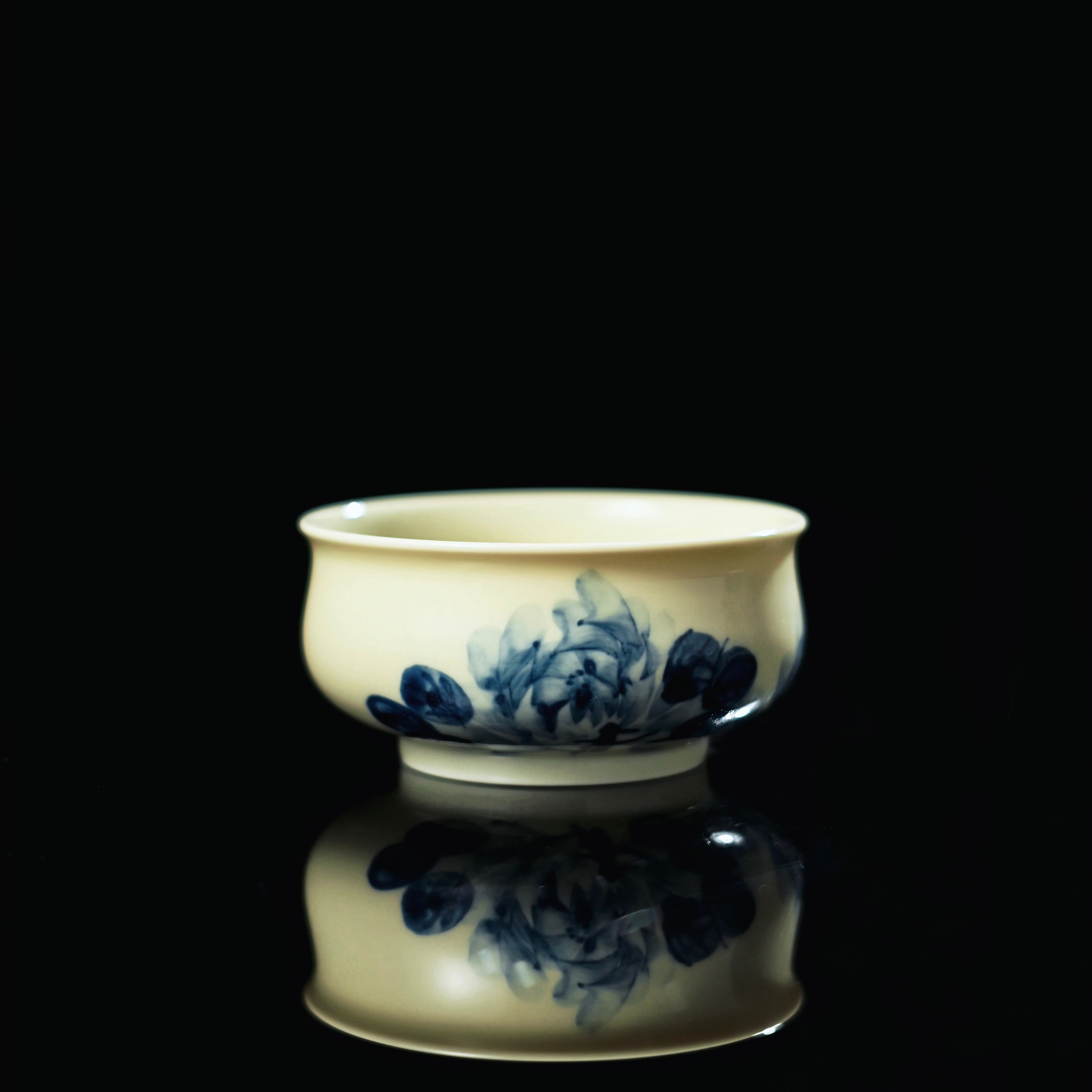 full painted peony motif cup – Jingdezhen Underglaze Blue-and-White Hand-Painted Peony Gaiwan by Kungfuyang