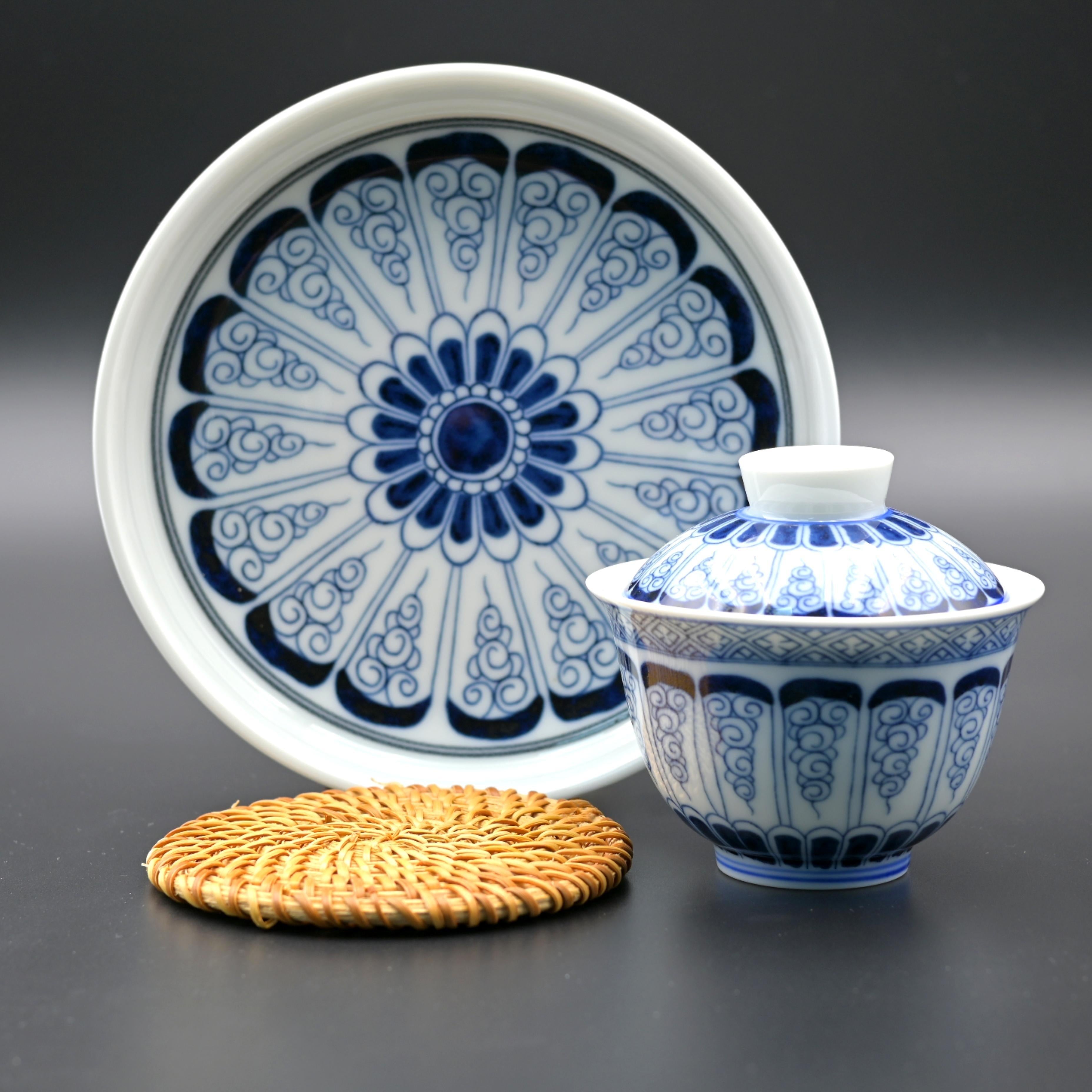 jingdezhen blue and white baoxiang three – The blue and white scroll pattern porcelain Gaiwan with tea by Kungfuyang