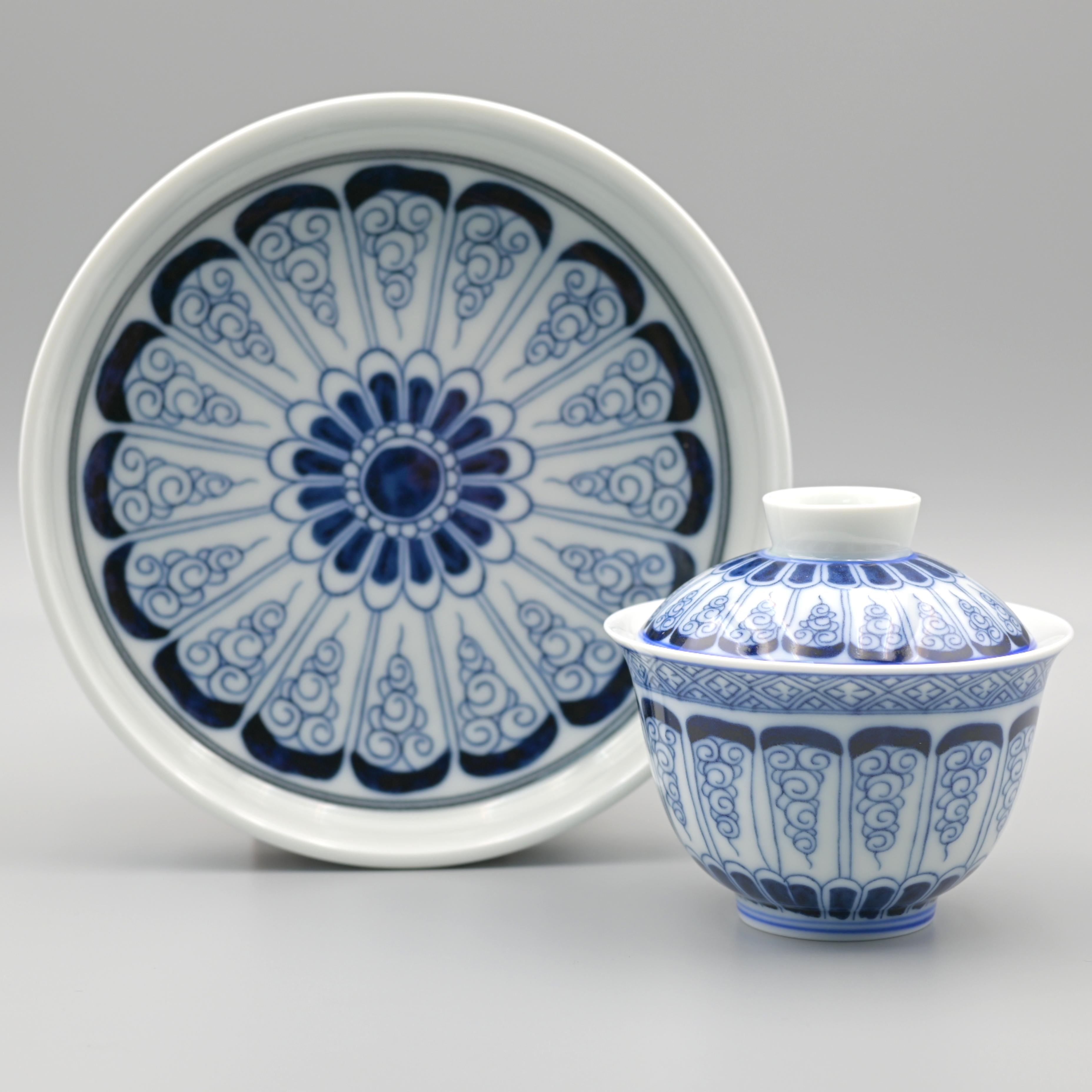 jingdezhen blue and white porcelain gaiwan – The blue and white scroll pattern porcelain Gaiwan with tea by Kungfuyang