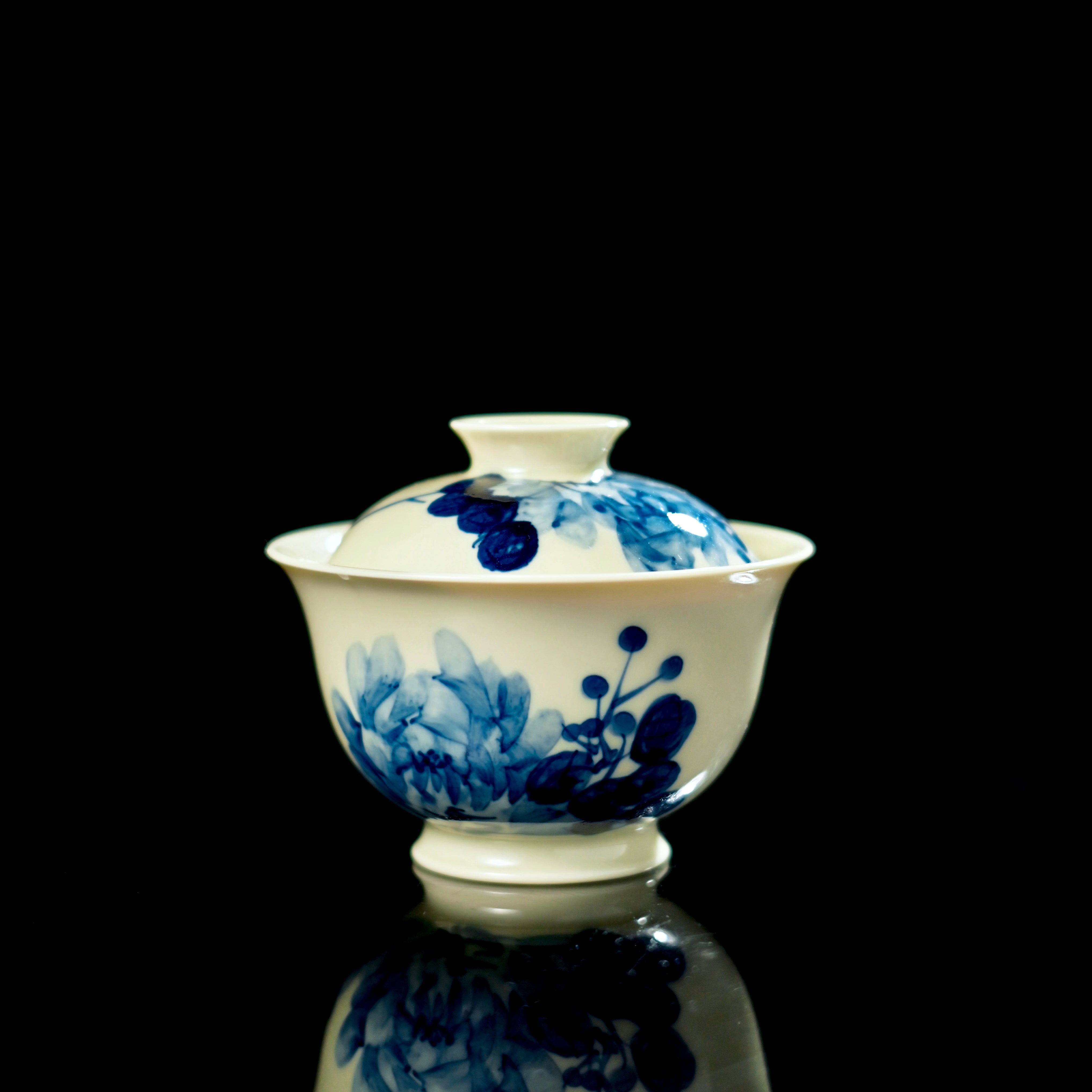 jingdezhen peony gaiwan set – Jingdezhen Underglaze Blue-and-White Hand-Painted Peony Gaiwan by Kungfuyang