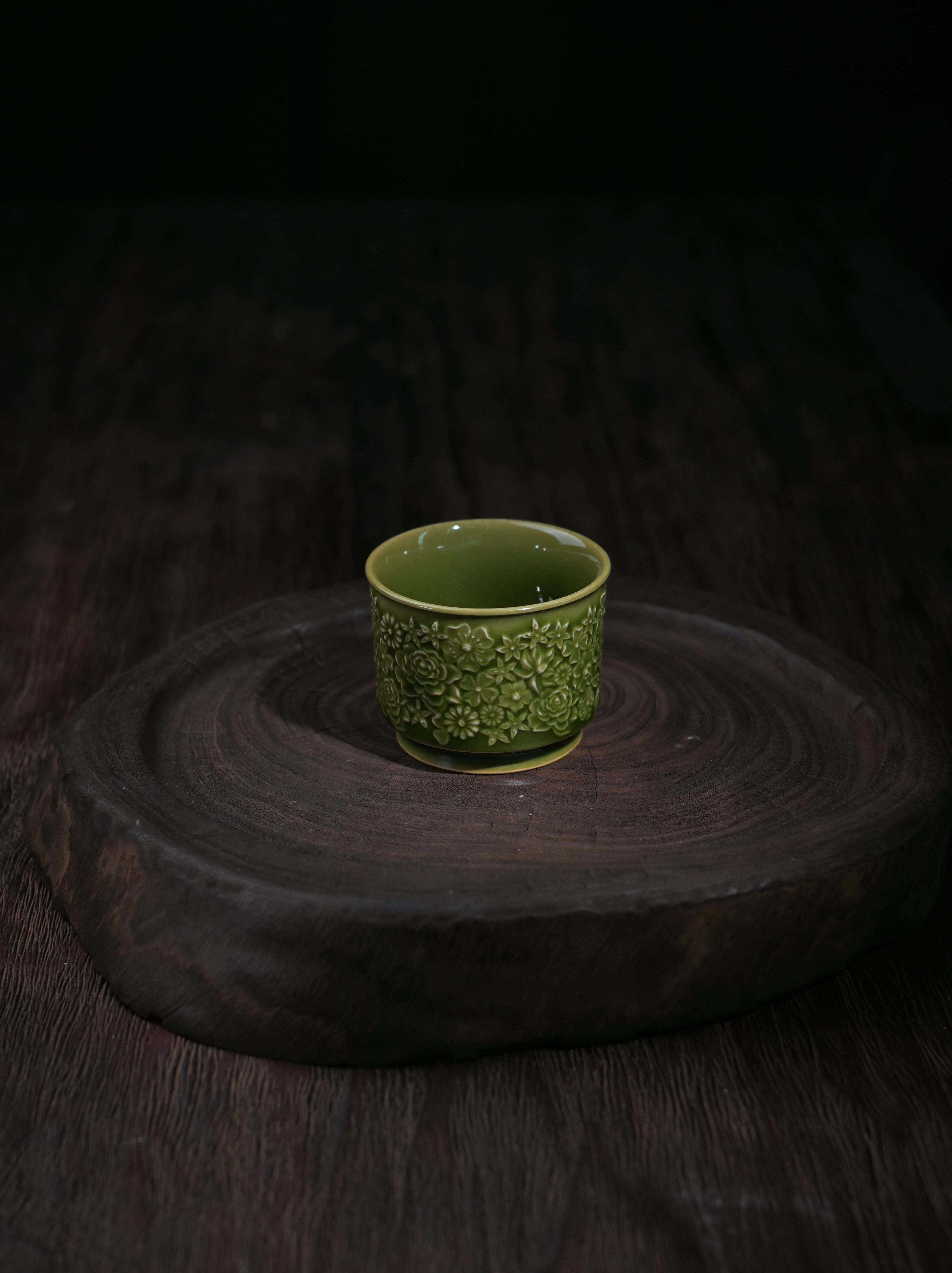 longquan celadon flowers pattern master – Longquan Celadon "Hundred Flowers" Relief-Carving Master by Kungfuyang