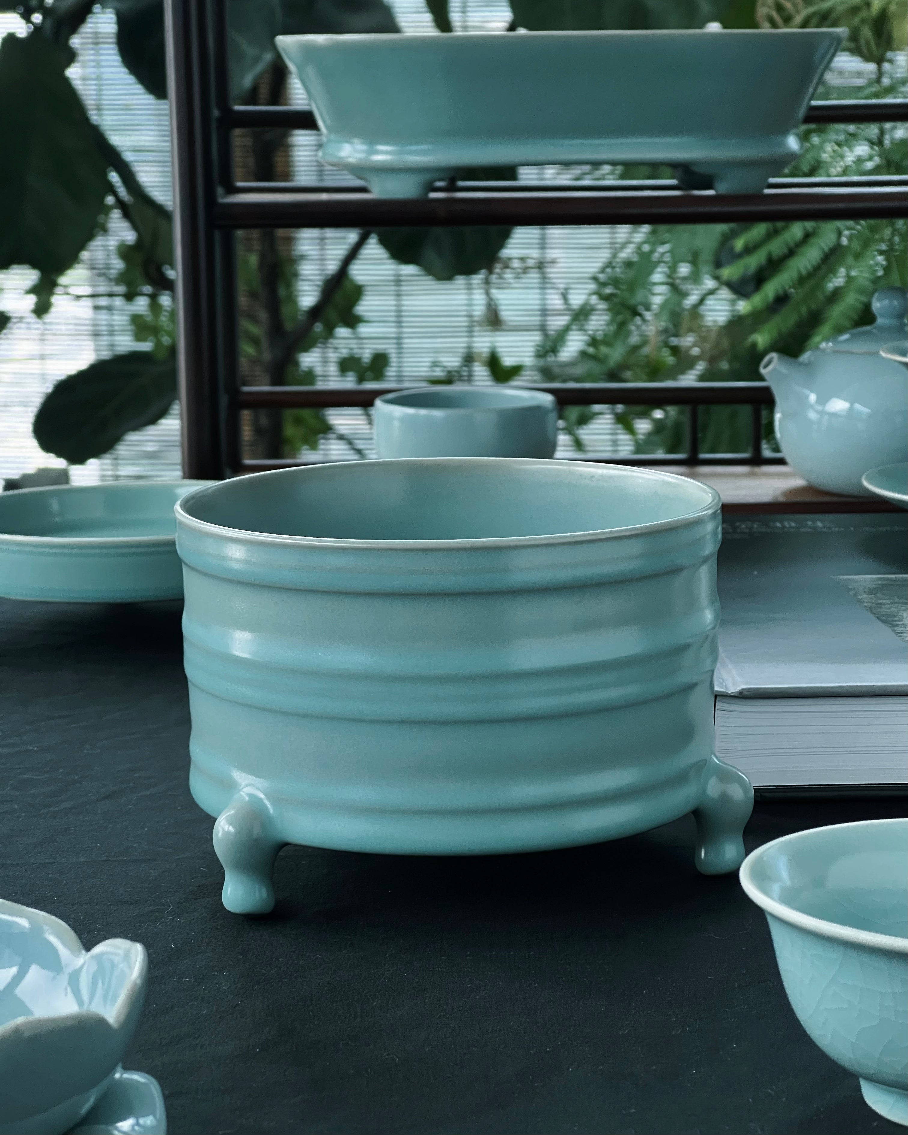 palace museum ru zun reproduction – Ru Ware grey-blue-green glaze Zun tripod with string design by Kungfuyang