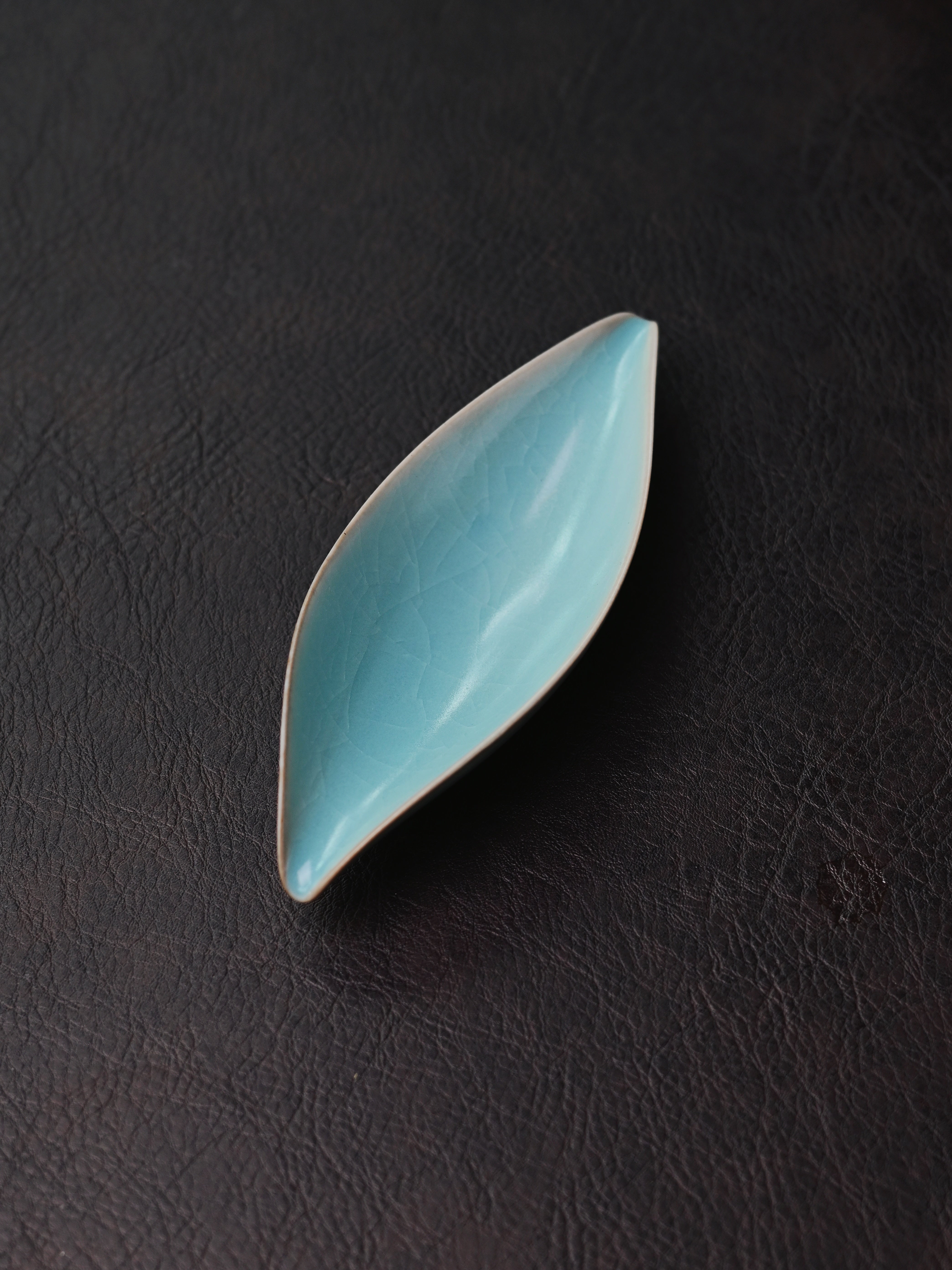 ru kiln crackle pattern tea accessories – Ru Porcelain Willow-Leaf Shape Crackle Tea Holder(Tea Scoop) by Kungfuyang