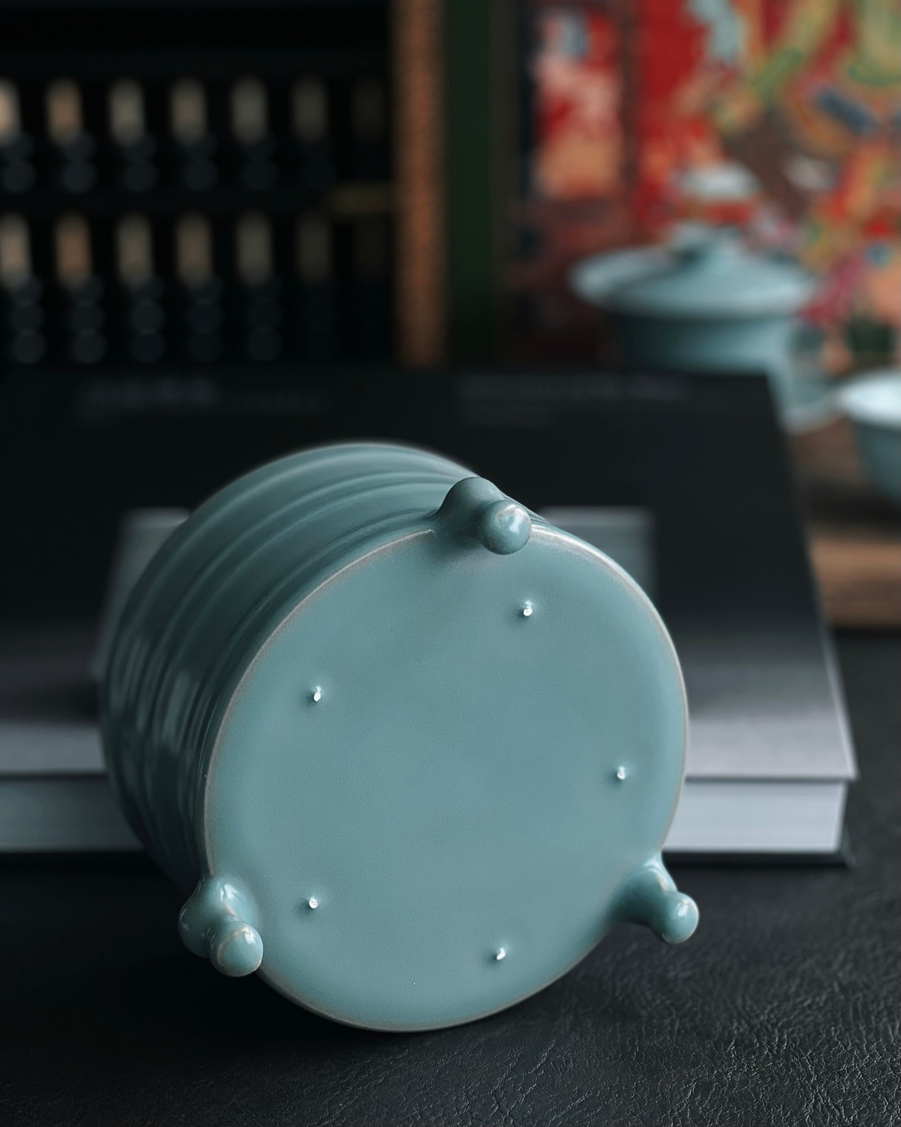 ru ware satin glaze zun – Ru Ware grey-blue-green glaze Zun tripod with string design by Kungfuyang