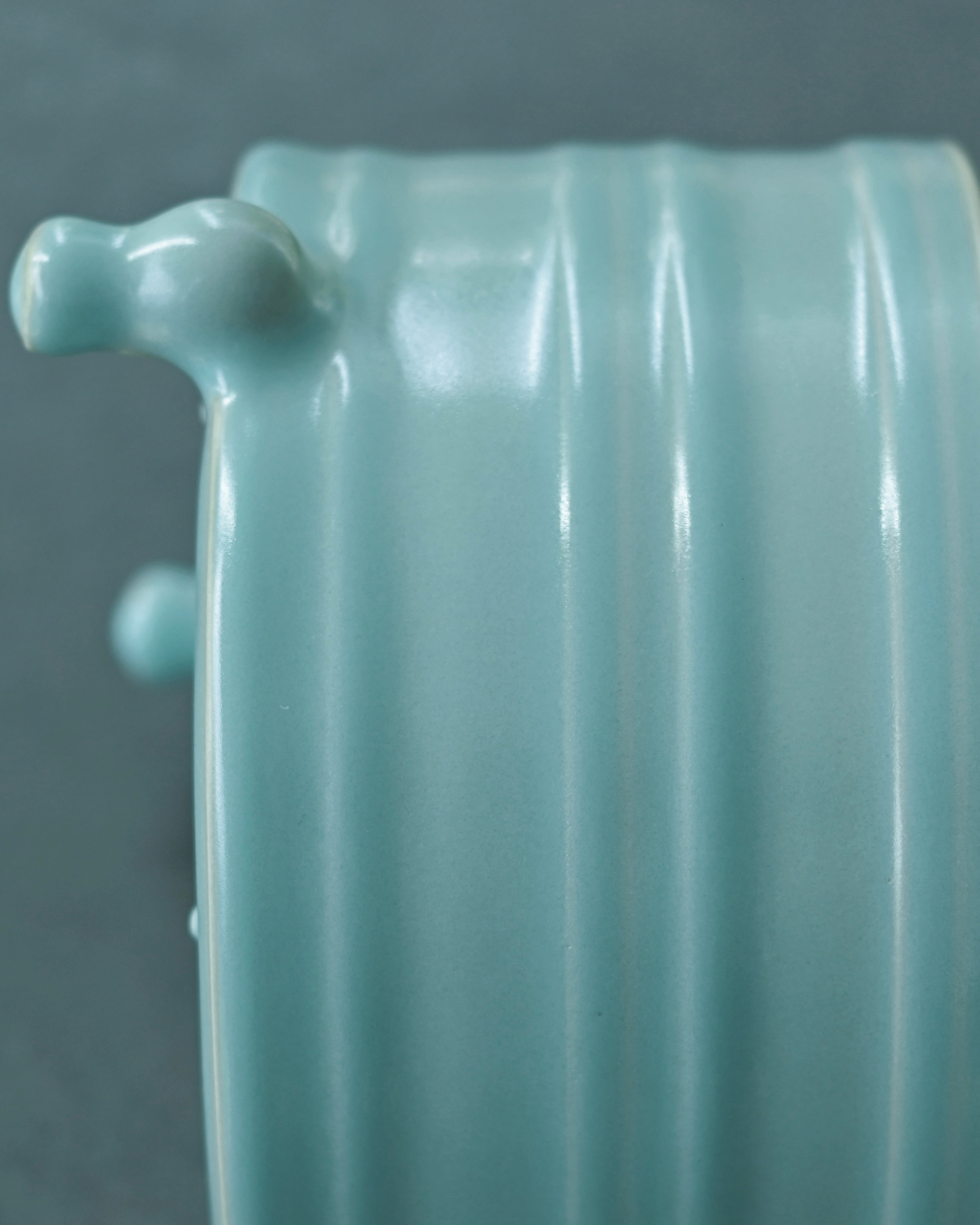 ru ware tea room art piece – Ru Ware grey-blue-green glaze Zun tripod with string design by Kungfuyang
