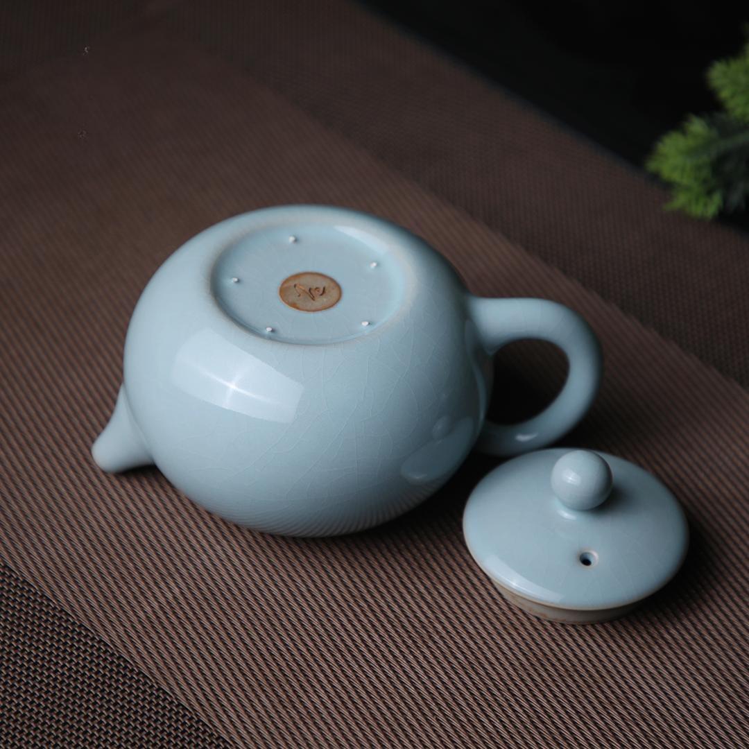 Kungfuyang ru ware crackled glaze teapot – Ru Ware (Ruyao) Nail-Support Technique Xi Shi Teapot Sky-Blue by Kungfuyang