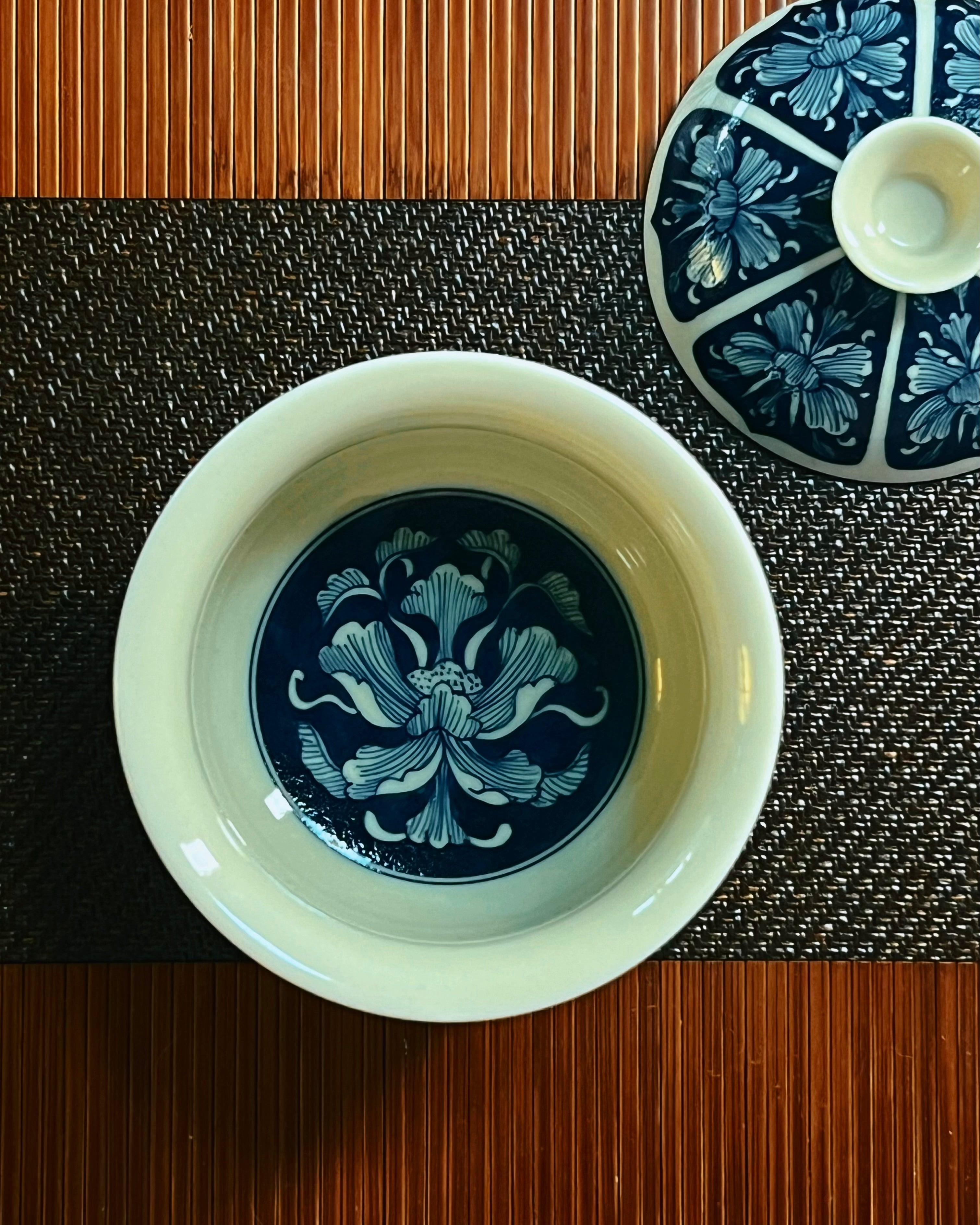 Kungfuyang porcelain gaiwan – Antique-Style Blue-and-White Peony Gaiwan 140ml by Kungfuyang