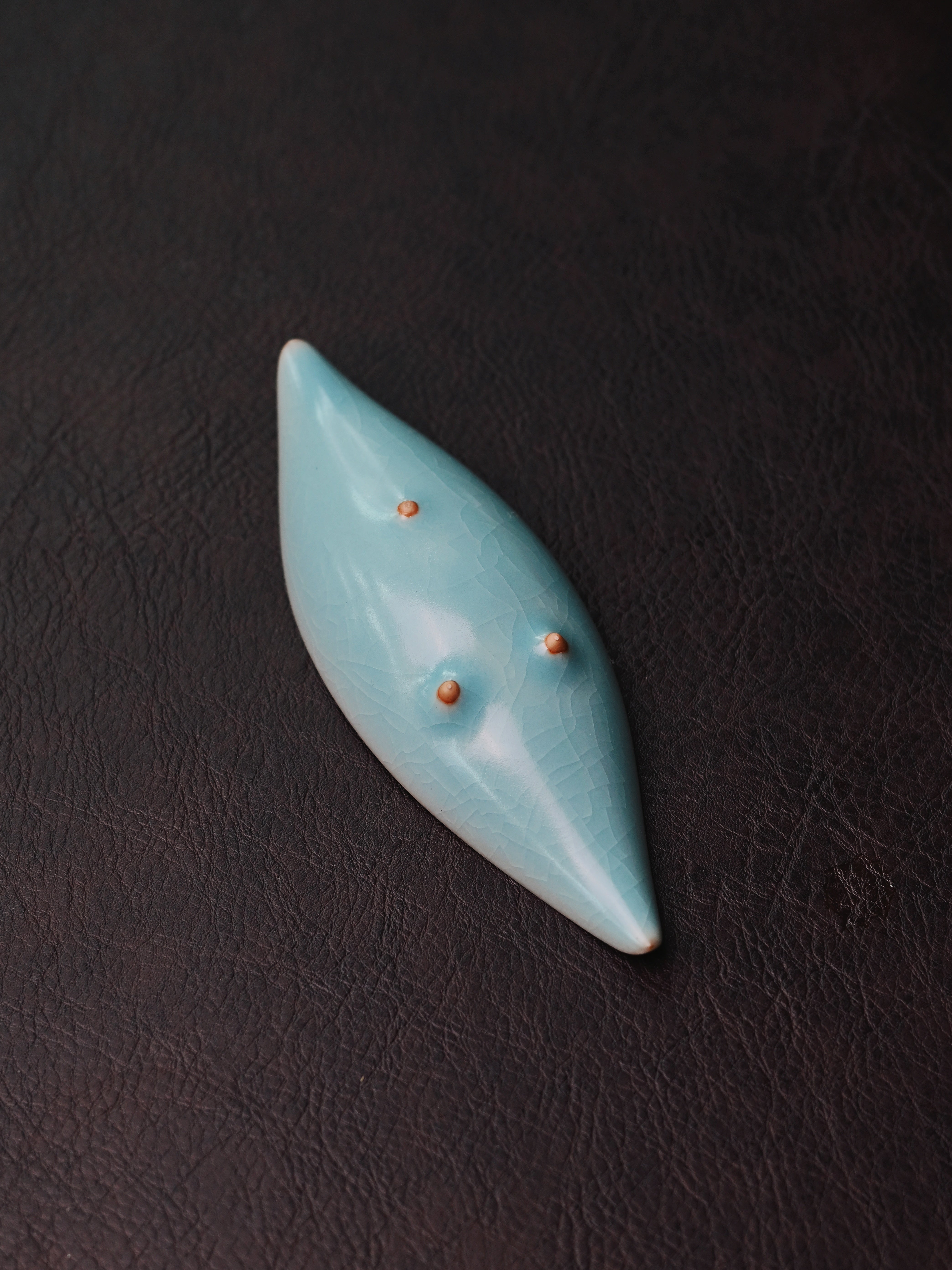 willow shape ceramic tea scoop – Ru Porcelain Willow-Leaf Shape Crackle Tea Holder(Tea Scoop) by Kungfuyang