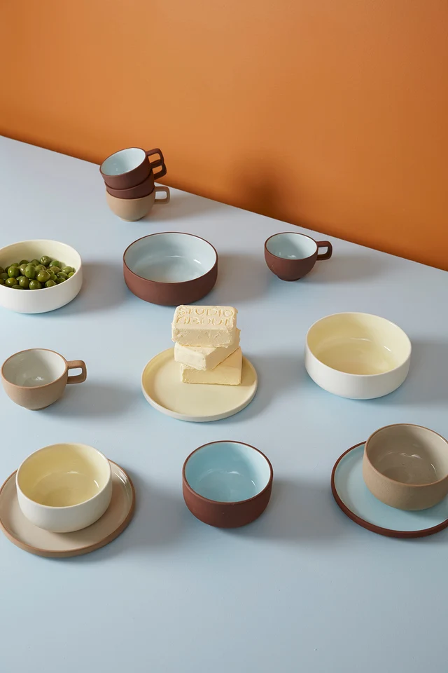 TASSE À CAFÉ EN ARGILE, LOT DE 2, ÉMAIL GRIS CLAIR
