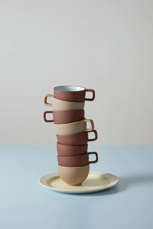 TASSE À CAFÉ EN ARGILE, LOT DE 2, ÉMAIL GRIS CLAIR