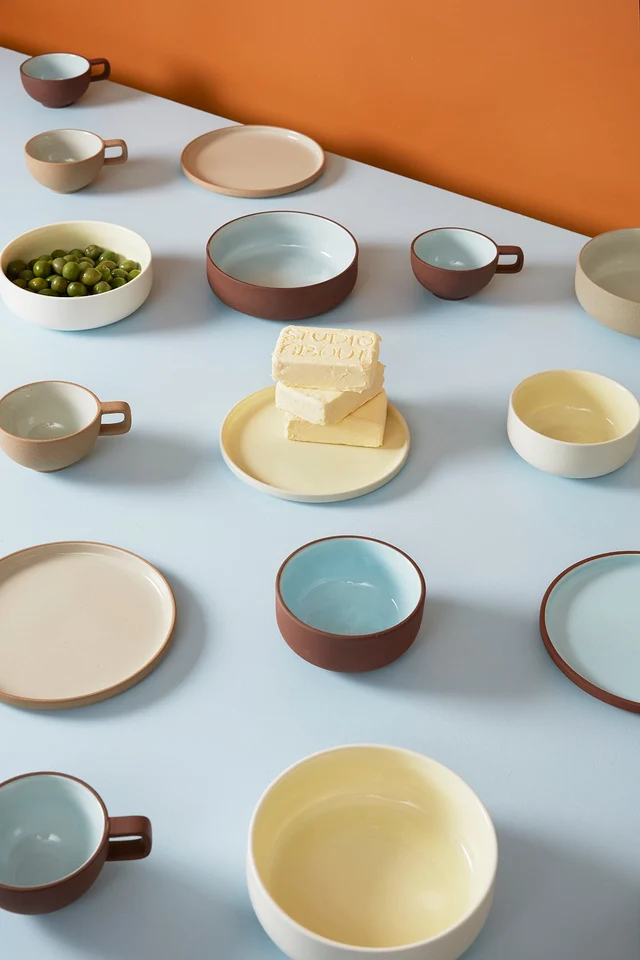 TASSE À CAFÉ EN ARGILE, LOT DE 2, ÉMAIL GRIS CLAIR