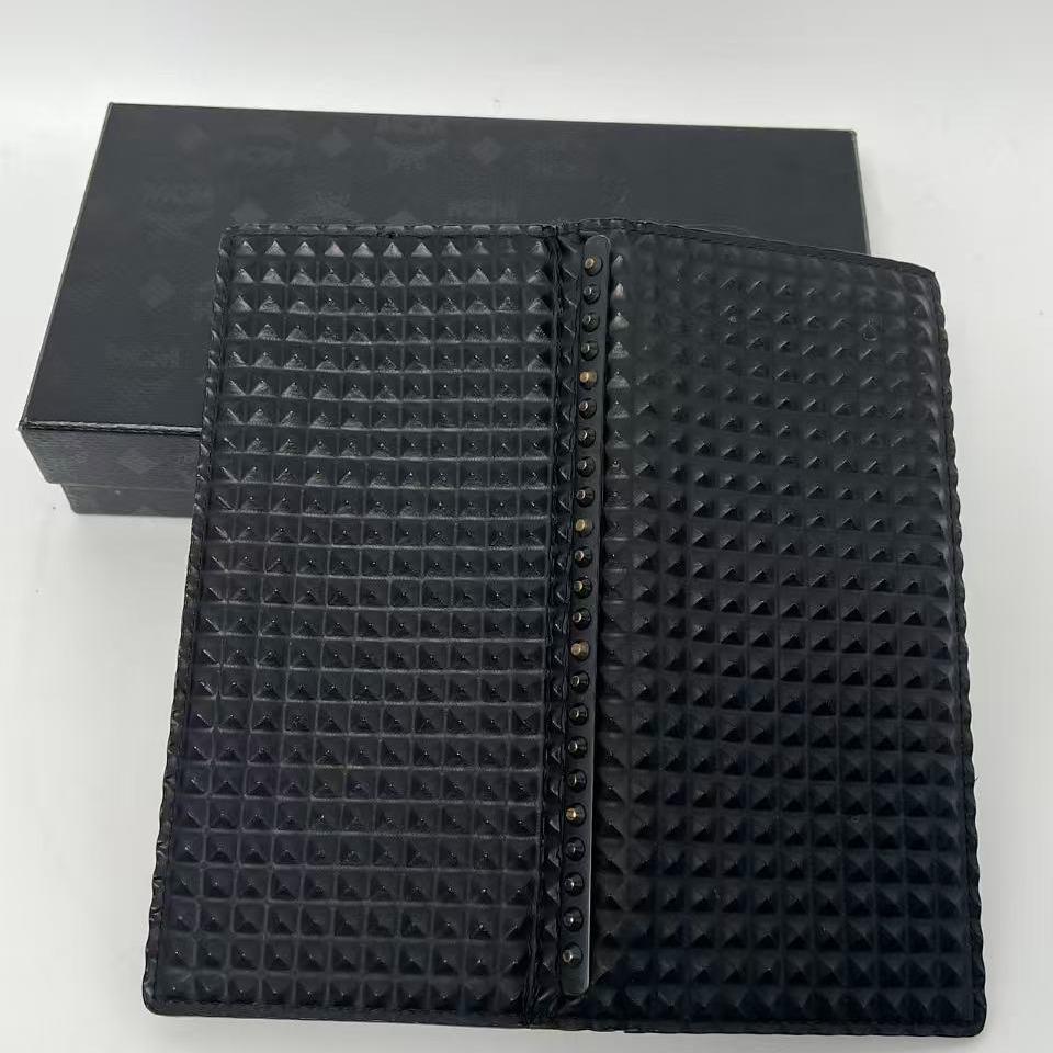 Pyramid Stud W20JX