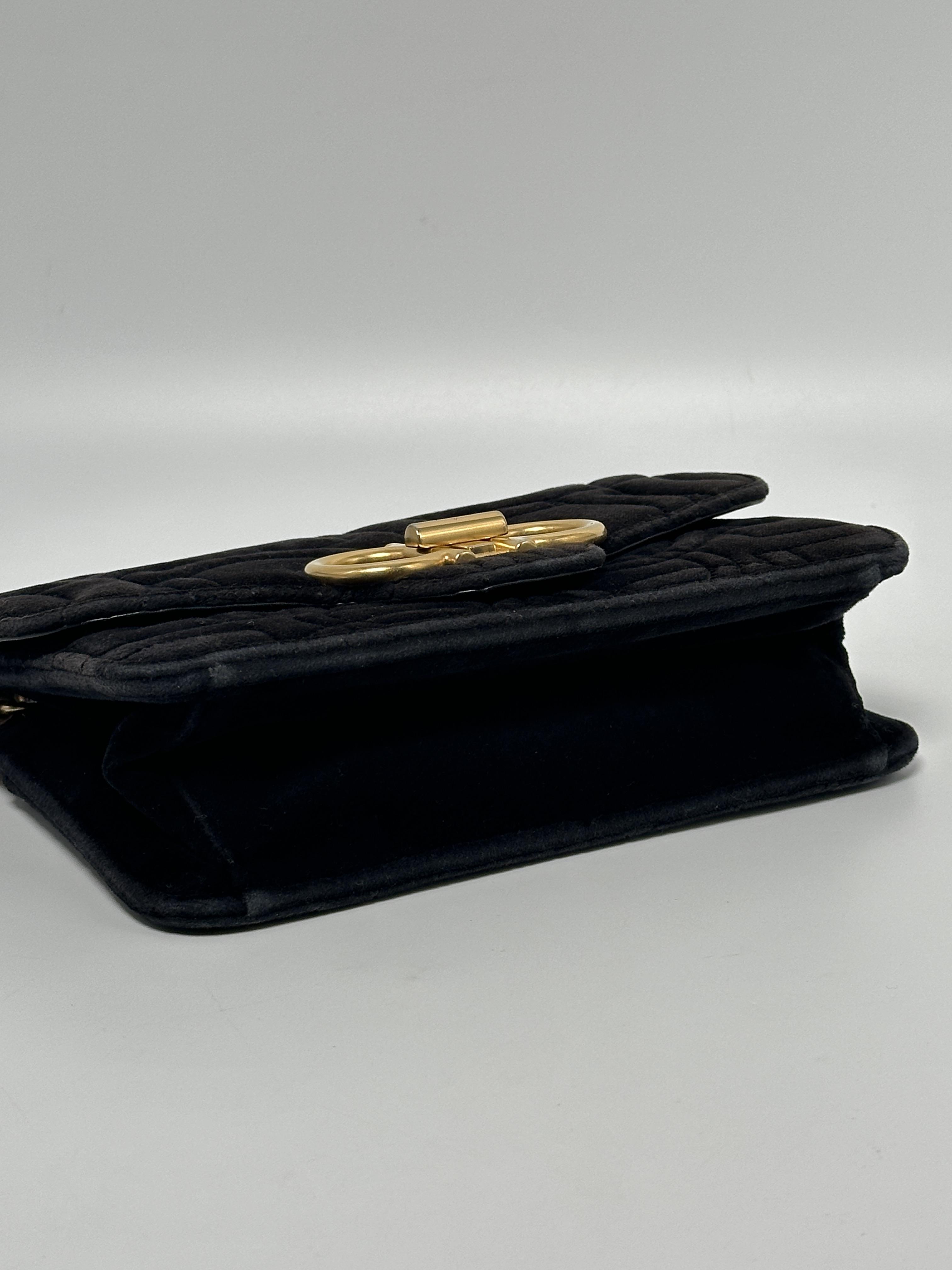 Pre-owned SALVATORE FERRAGAMO Embossed velvet textile with smooth black trim Shoulder Bags Black Velvet Gancini Chain Shoulder Bag JD129FG