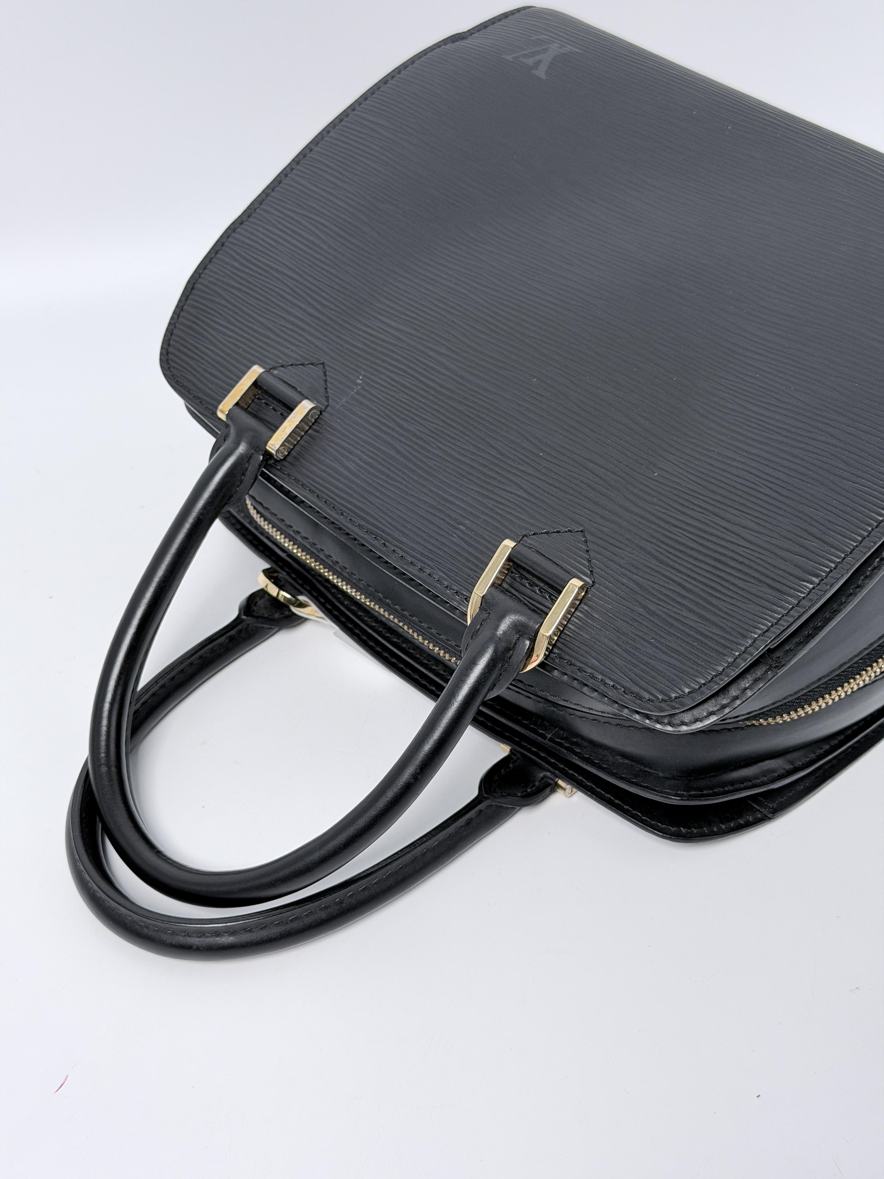 Pre-owned Louis Vuitton Leather Shoulder Bags Black Epi Pont Neuf Top Handle Handbag Shoulder Bag JA613LV
