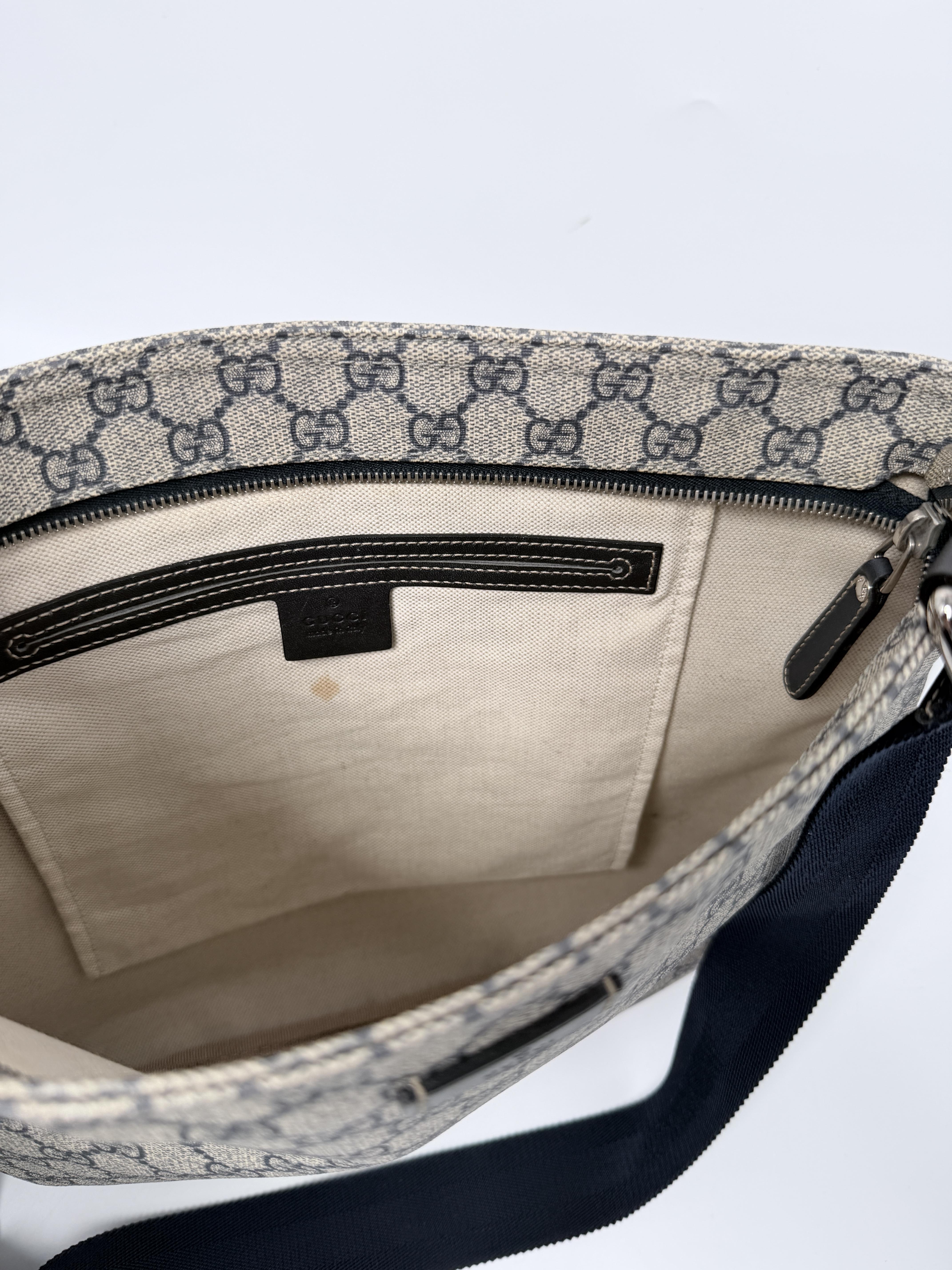 GG Supreme Flat Messenger Crossbody Bag Laptop Tablet JD239GG