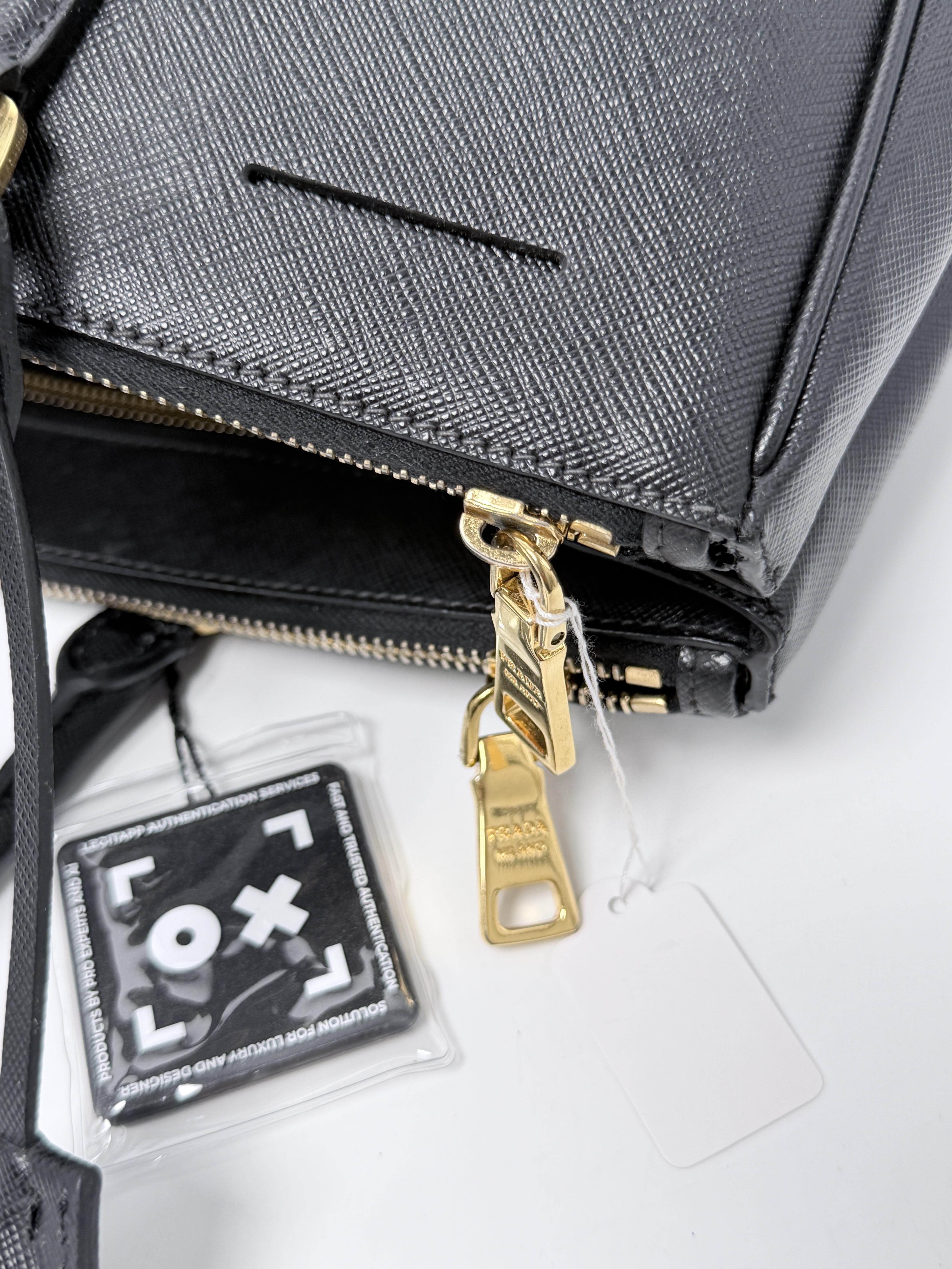 Galleria Saffiano Lux Double Zip Black Tote Bag Handle Handbag JE726LV
