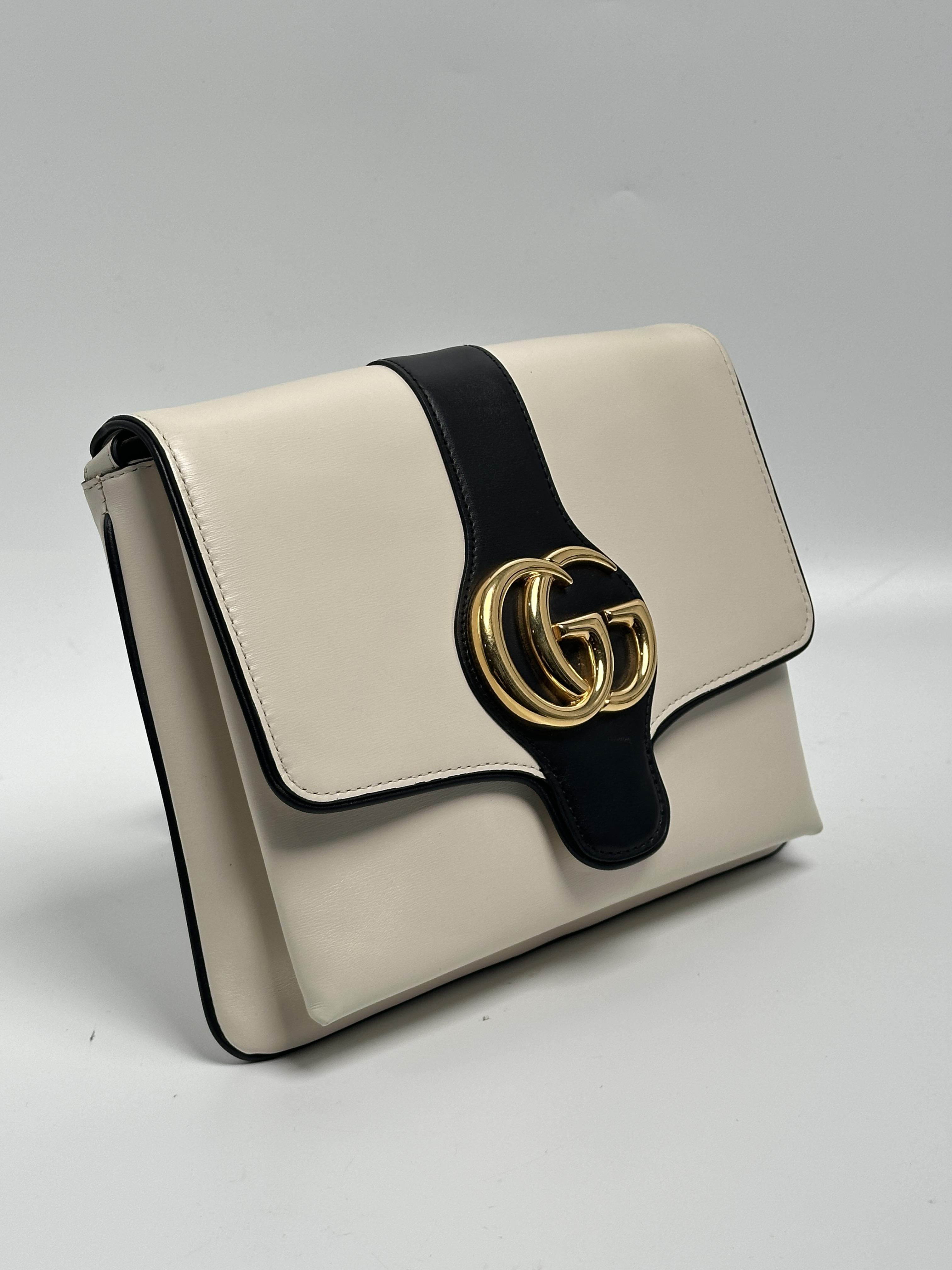 Pre-owned GUCCI leather Crossbody Bags Arli GG Logo White & Black Shoulder Crossbody Bag JD267GG